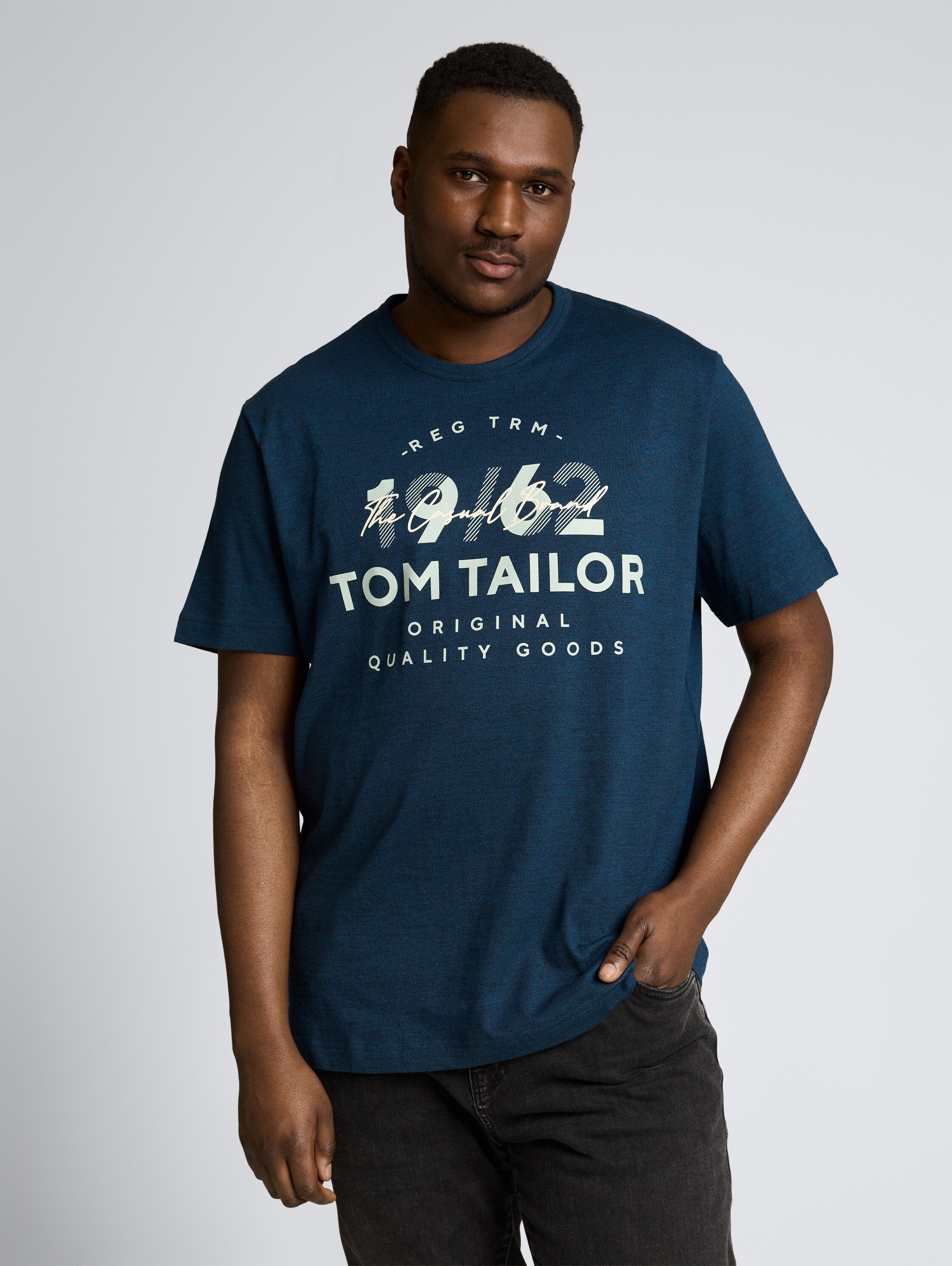 Plus Size - T-Shirt mit Logo-Print - navy blue petrol injected - Ausschnitt Model-Vorderansicht