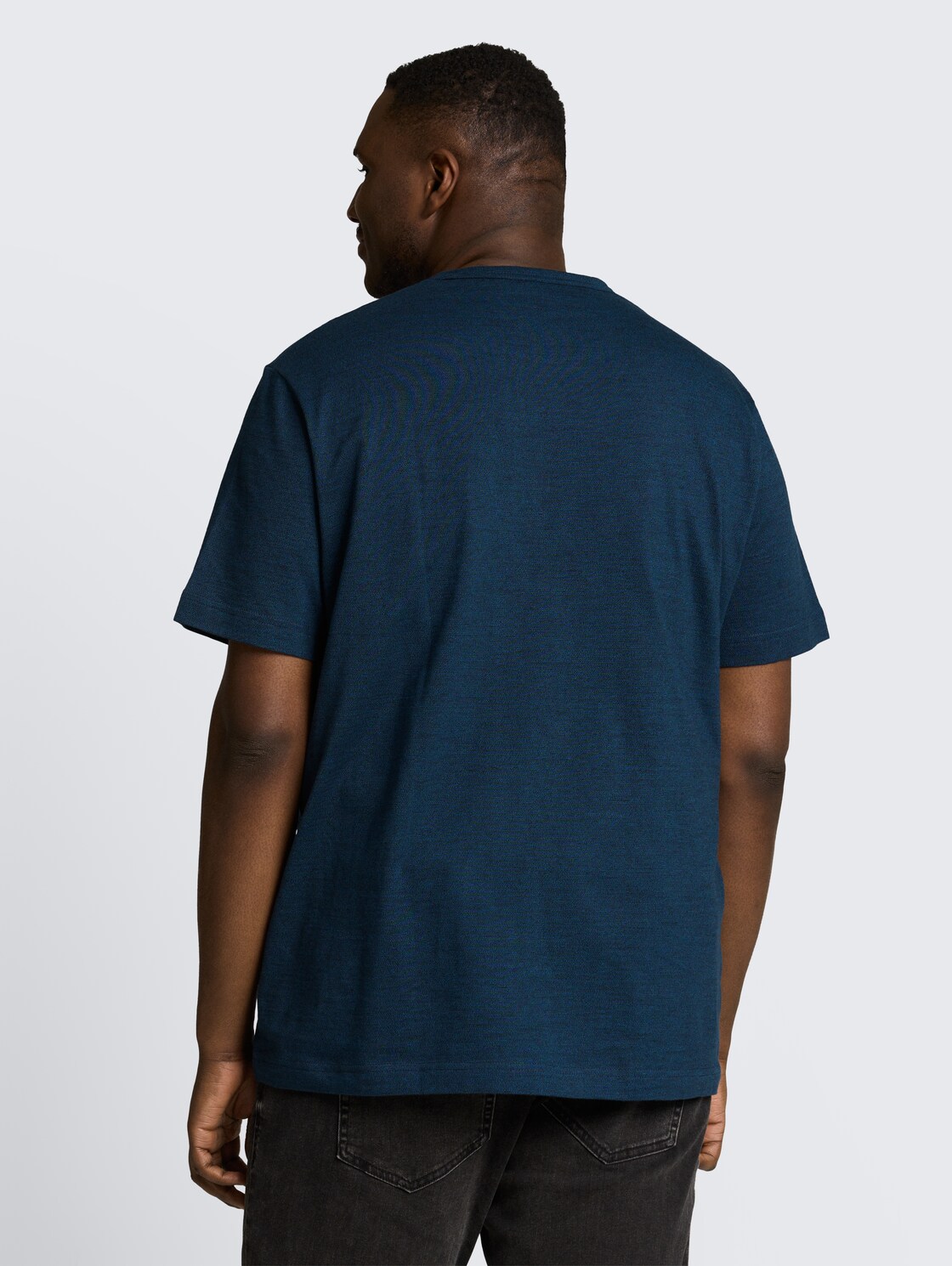 Plus Size - T-Shirt mit Logo-Print - navy blue petrol injected - Auschnitt Model-Rückansicht