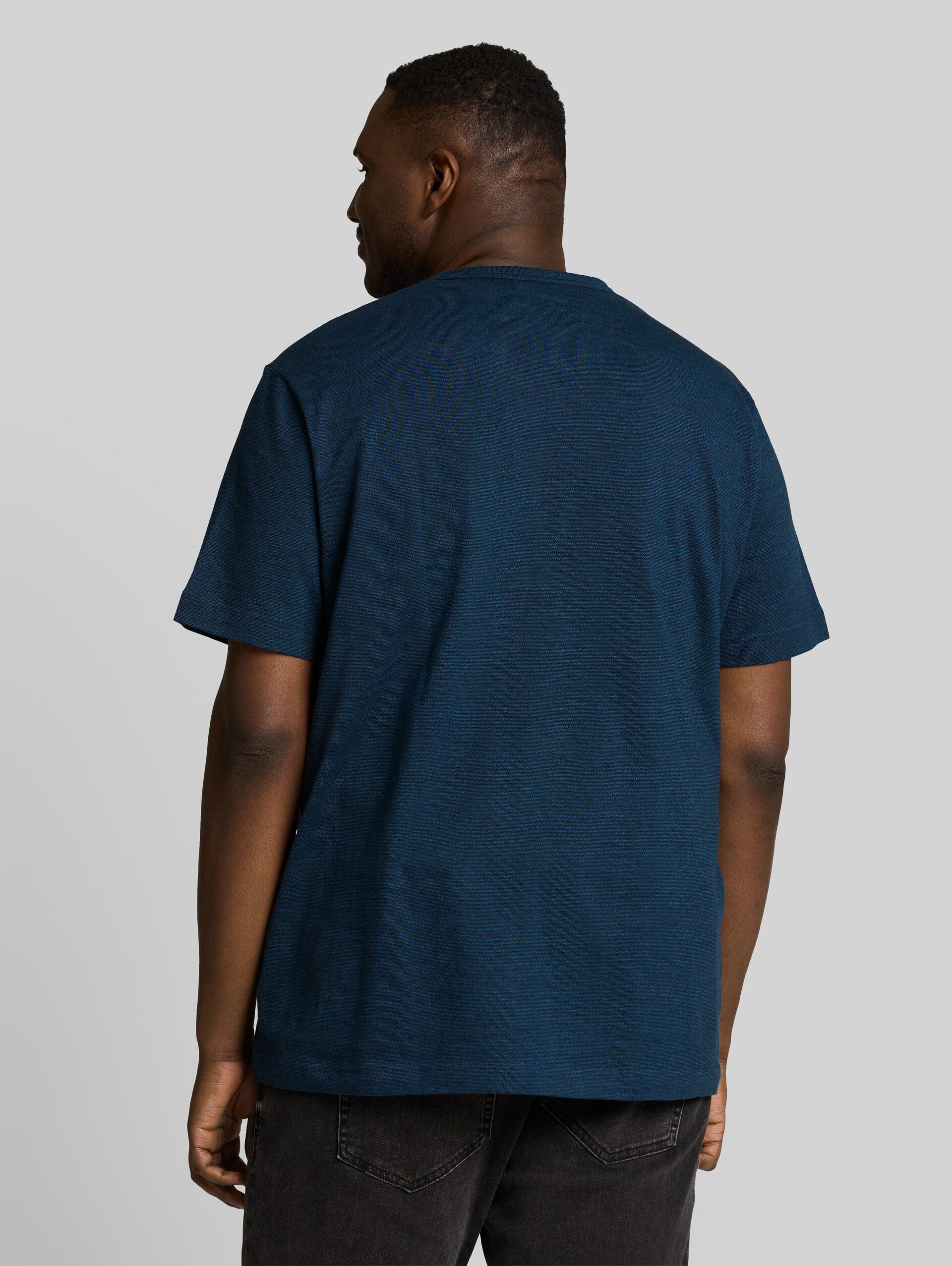 Plus Size - T-Shirt mit Logo-Print - navy blue petrol injected - Auschnitt Model-Rückansicht