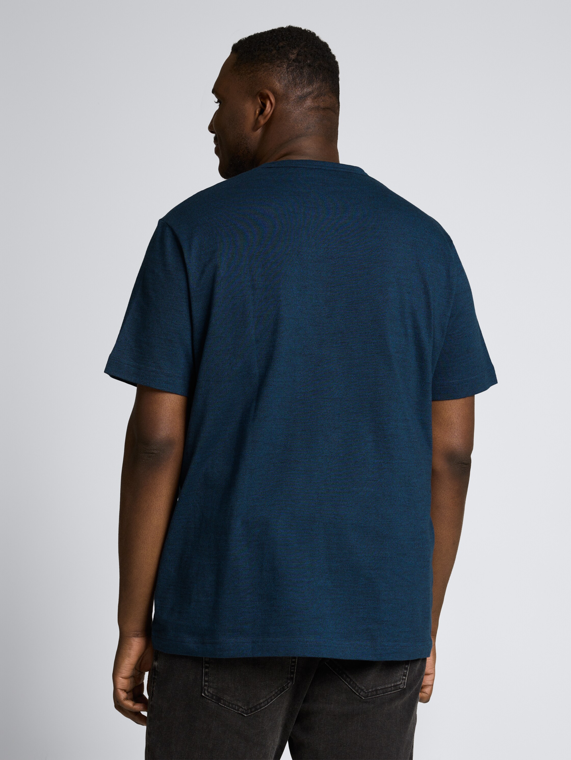 Plus Size - T-Shirt mit Logo-Print - navy blue petrol injected - Auschnitt Model-Rückansicht