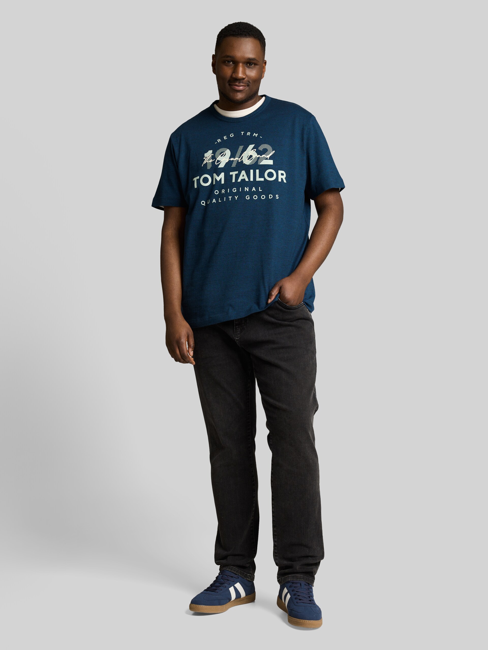 Plus Size - T-Shirt mit Logo-Print - navy blue petrol injected - Model-Vorderansicht