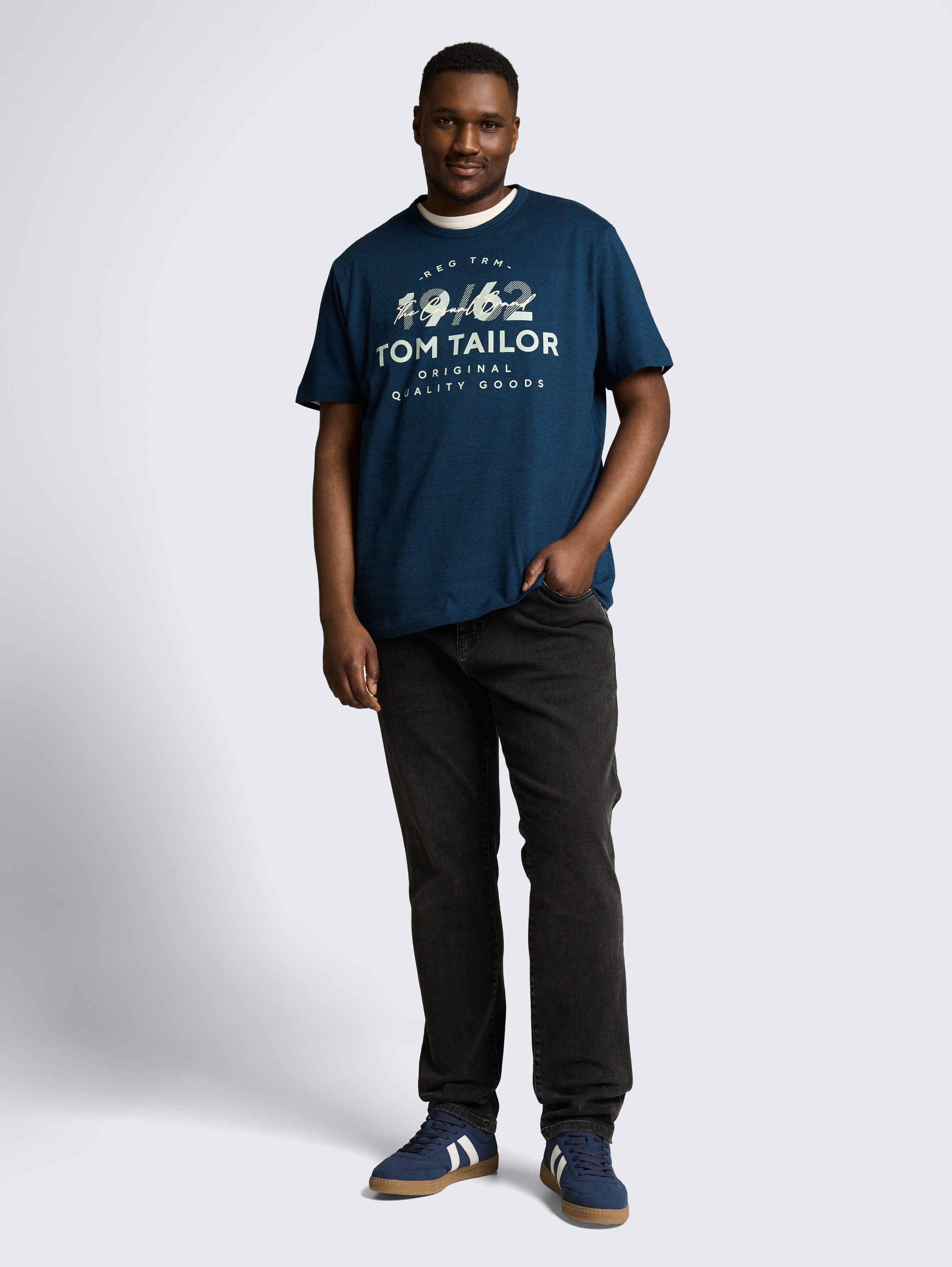 Plus Size - T-Shirt mit Logo-Print - navy blue petrol injected - Model-Vorderansicht