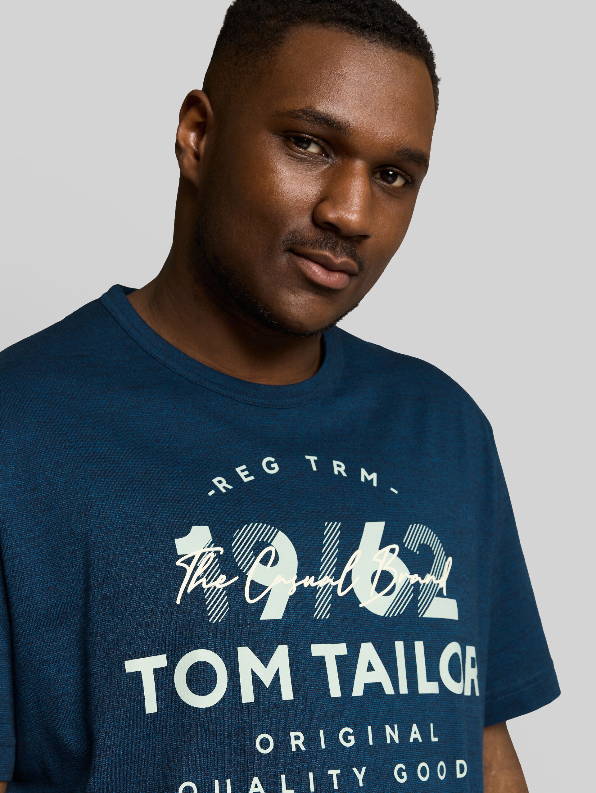 Plus Size - T-Shirt mit Logo-Print - navy blue petrol injected - Detail-Model-Ansicht