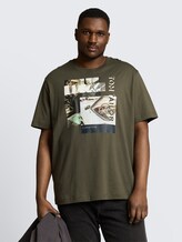 Plus Size - T-Shirt mit Fotoprint - deep leaf green - Ausschnitt Model-Vorderansicht