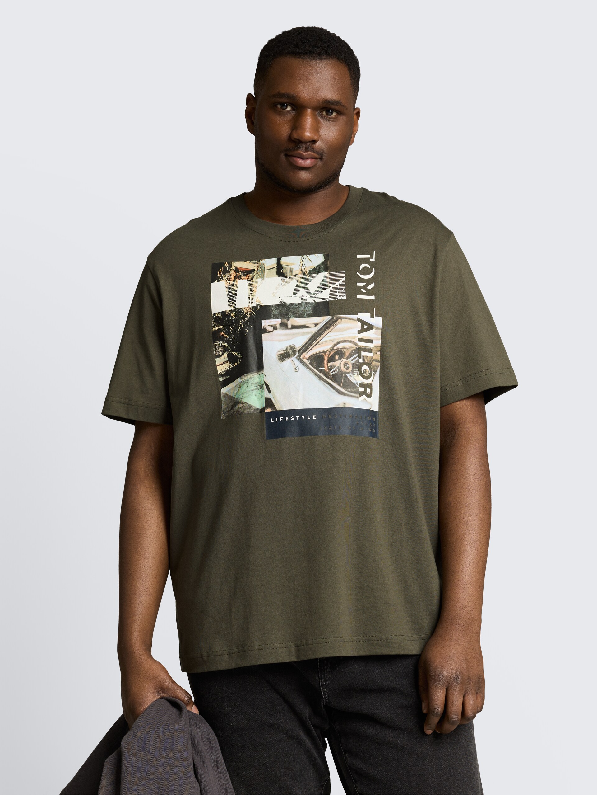 Plus Size - T-Shirt mit Fotoprint - deep leaf green - Ausschnitt Model-Vorderansicht