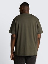 Plus Size - T-Shirt mit Fotoprint - deep leaf green - Auschnitt Model-Rückansicht