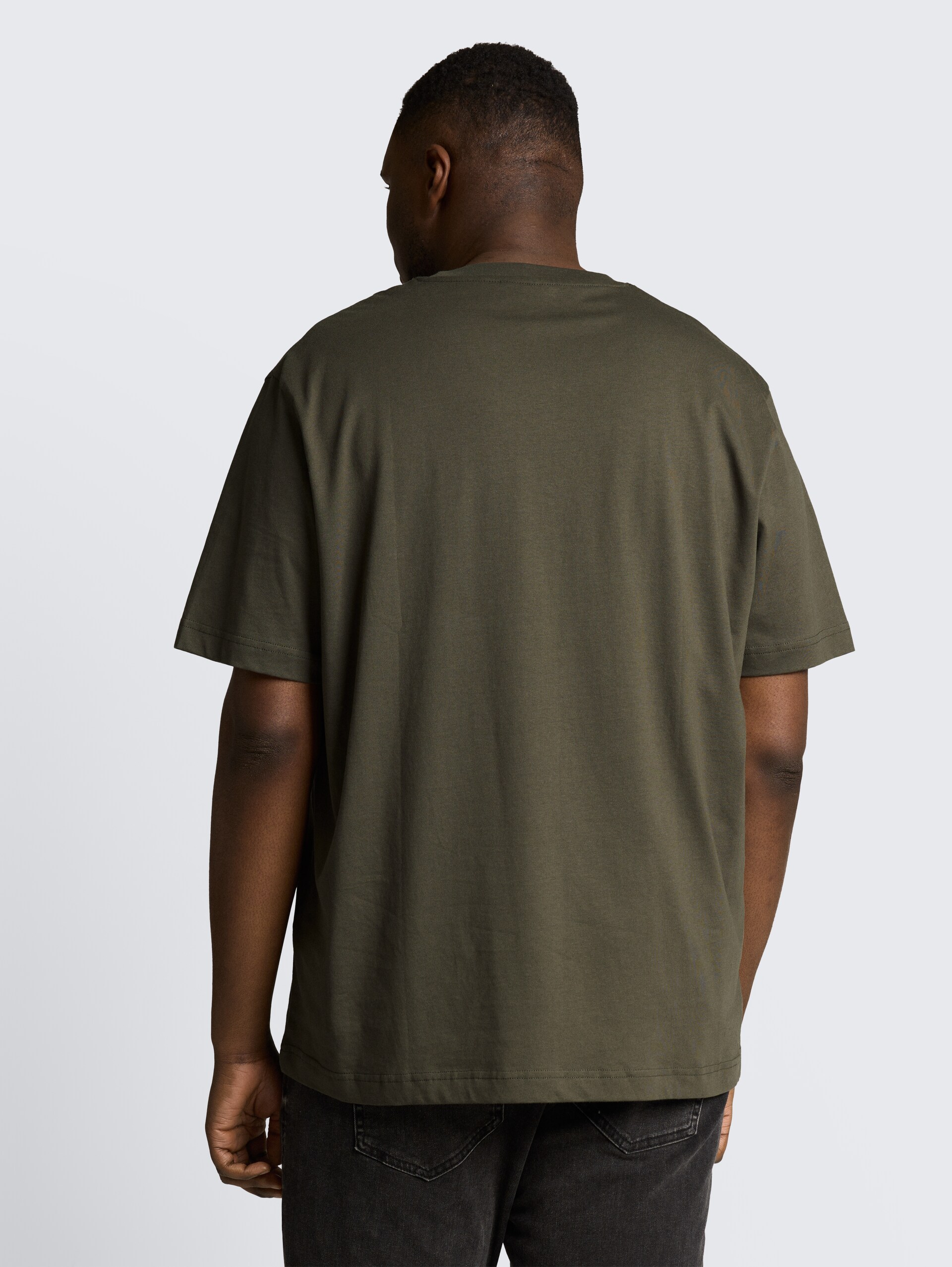 Plus Size - T-Shirt mit Fotoprint - deep leaf green - Auschnitt Model-Rückansicht