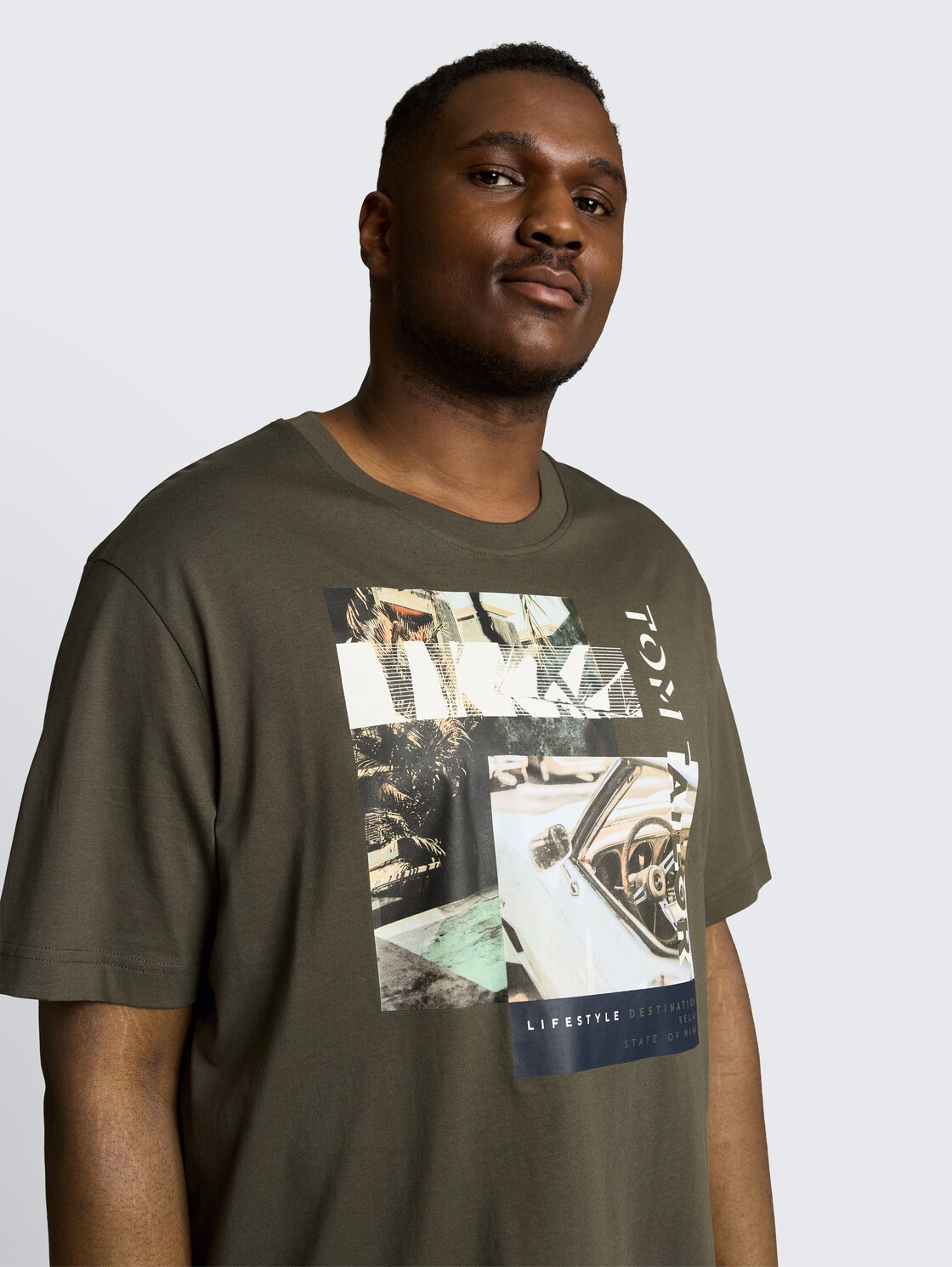 Plus Size - T-Shirt mit Fotoprint - deep leaf green - Detail-Model-Ansicht