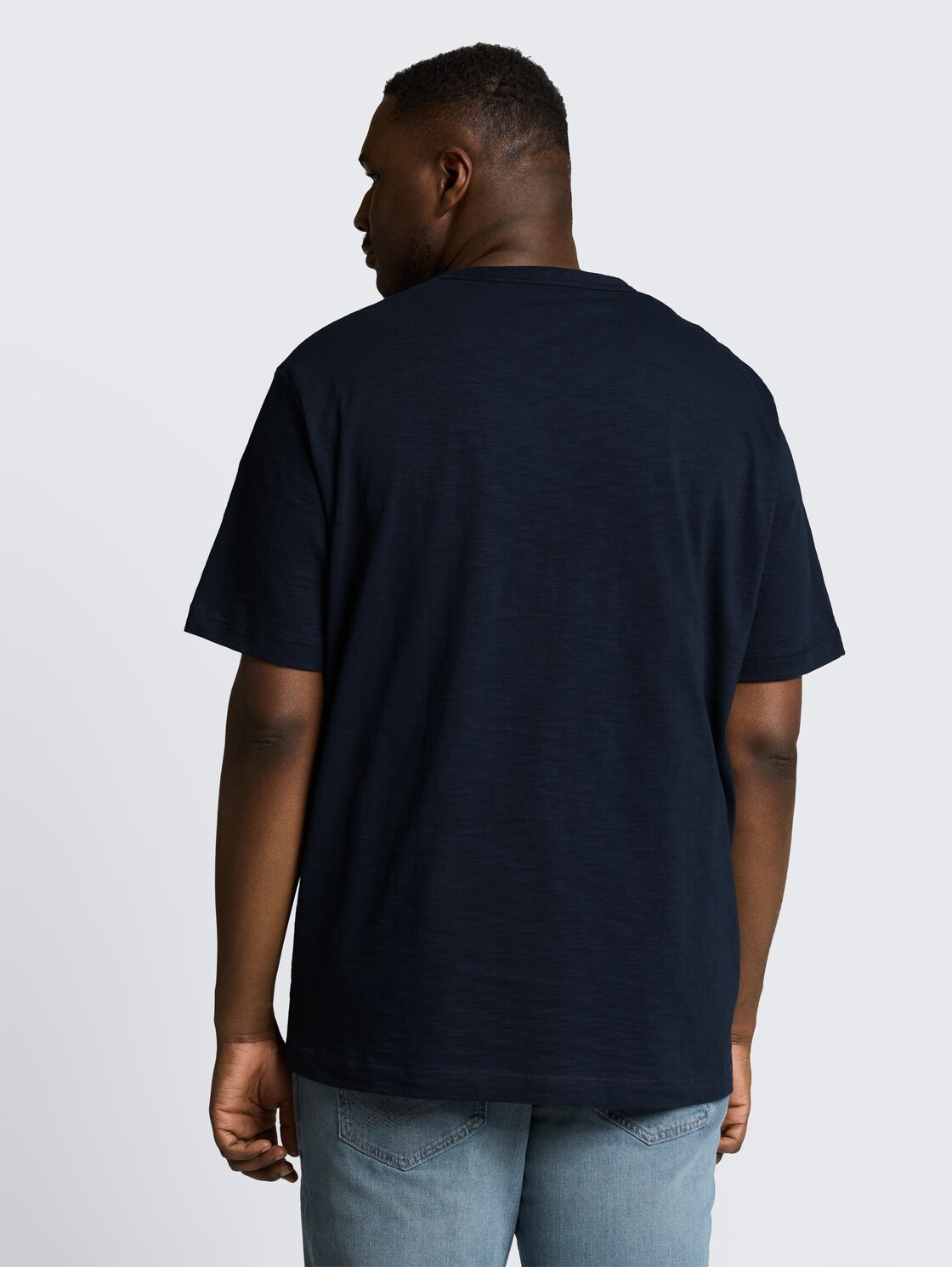 Plus Size - T-Shirt in Melange-Optik - sky captain blue - Auschnitt Model-Rückansicht