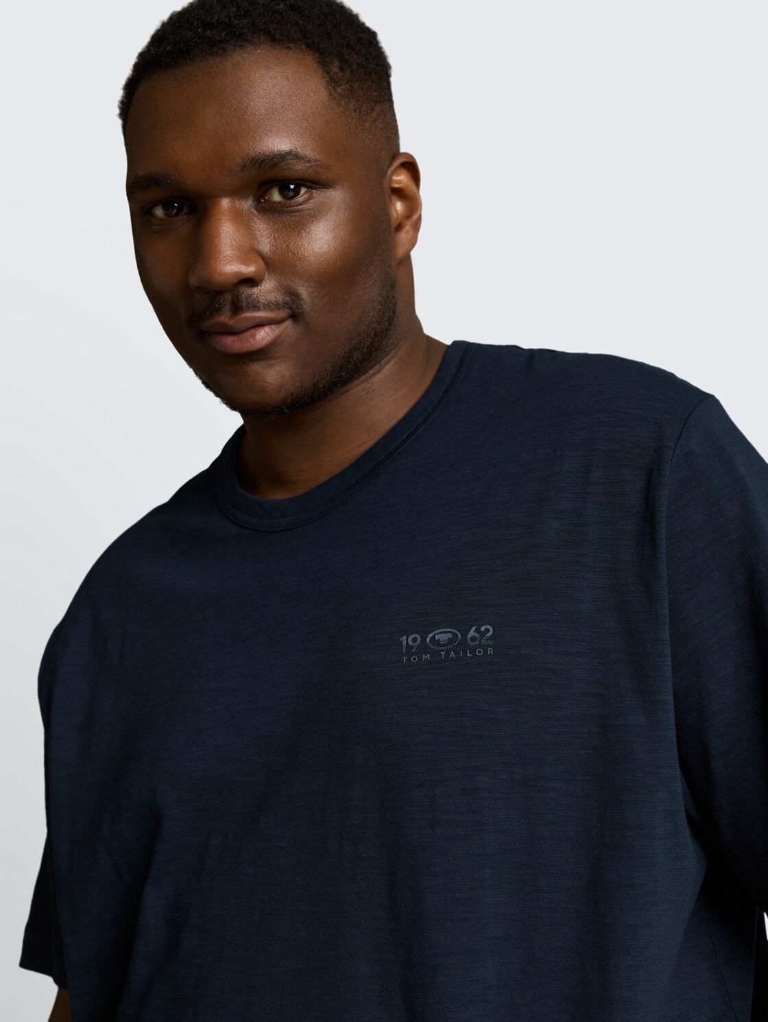 Plus Size - T-Shirt in Melange-Optik - sky captain blue - Detail-Model-Ansicht