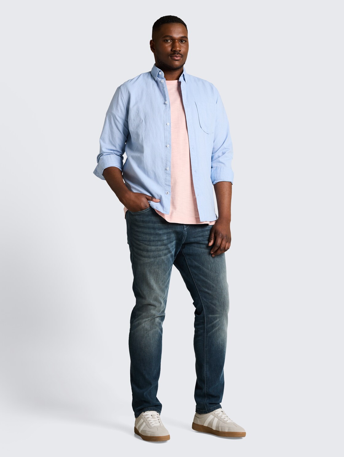 Plus Size - TTPLUS REGULAR Jeans - Tinted Blue Denim - Model-Vorderansicht