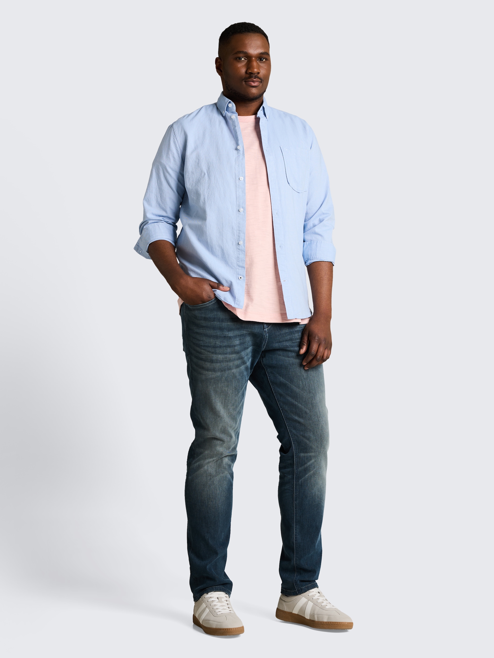 Plus Size - TTPLUS REGULAR jeans - Tinted Blue Denim - Model vooraanzicht