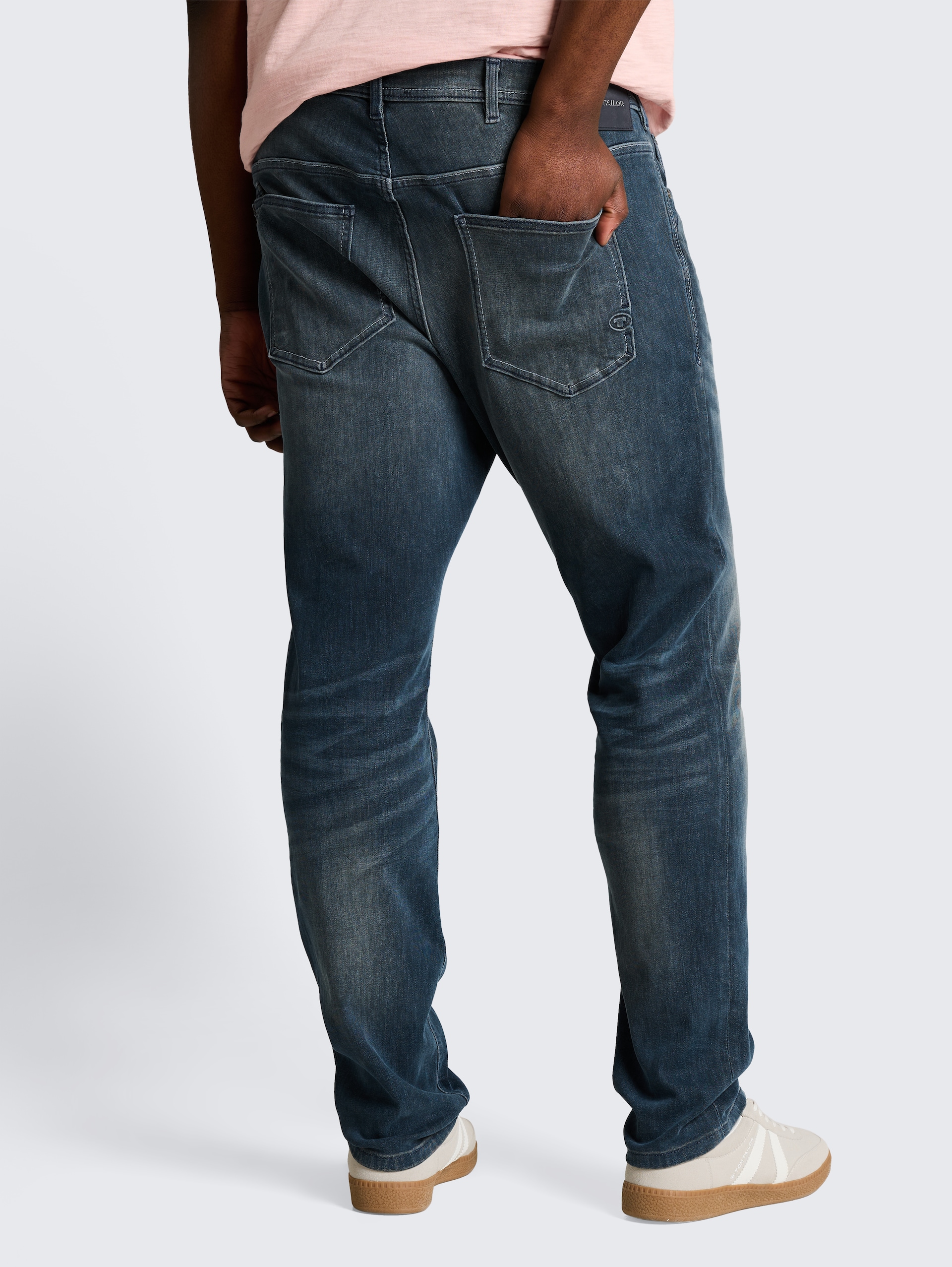 Plus Size - TTPLUS REGULAR jeans - Tinted Blue Denim - Neklijn model-achteraanzicht