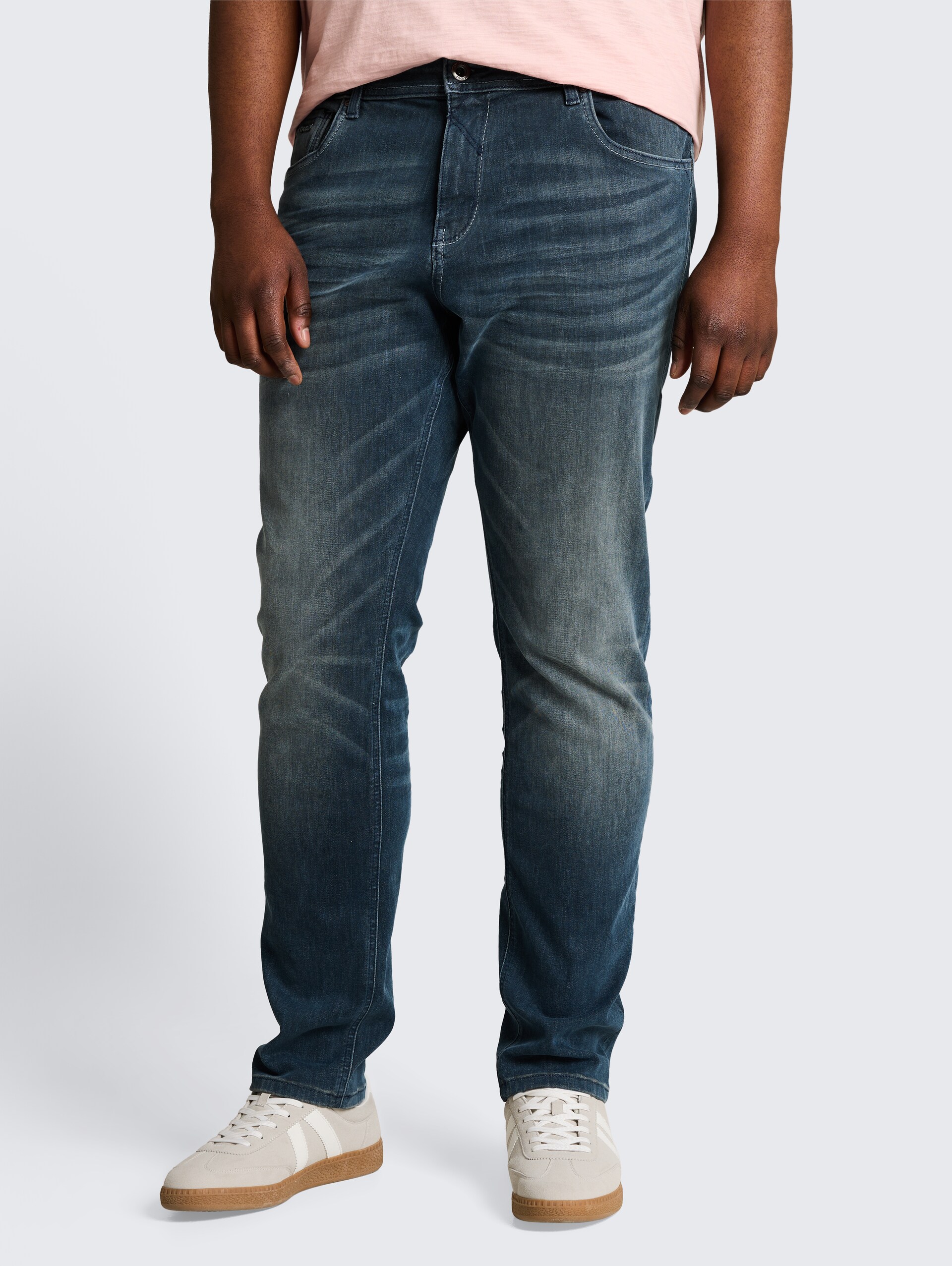 Plus Size - TTPLUS REGULAR jeans - Tinted Blue Denim - Nek model vooraanzicht