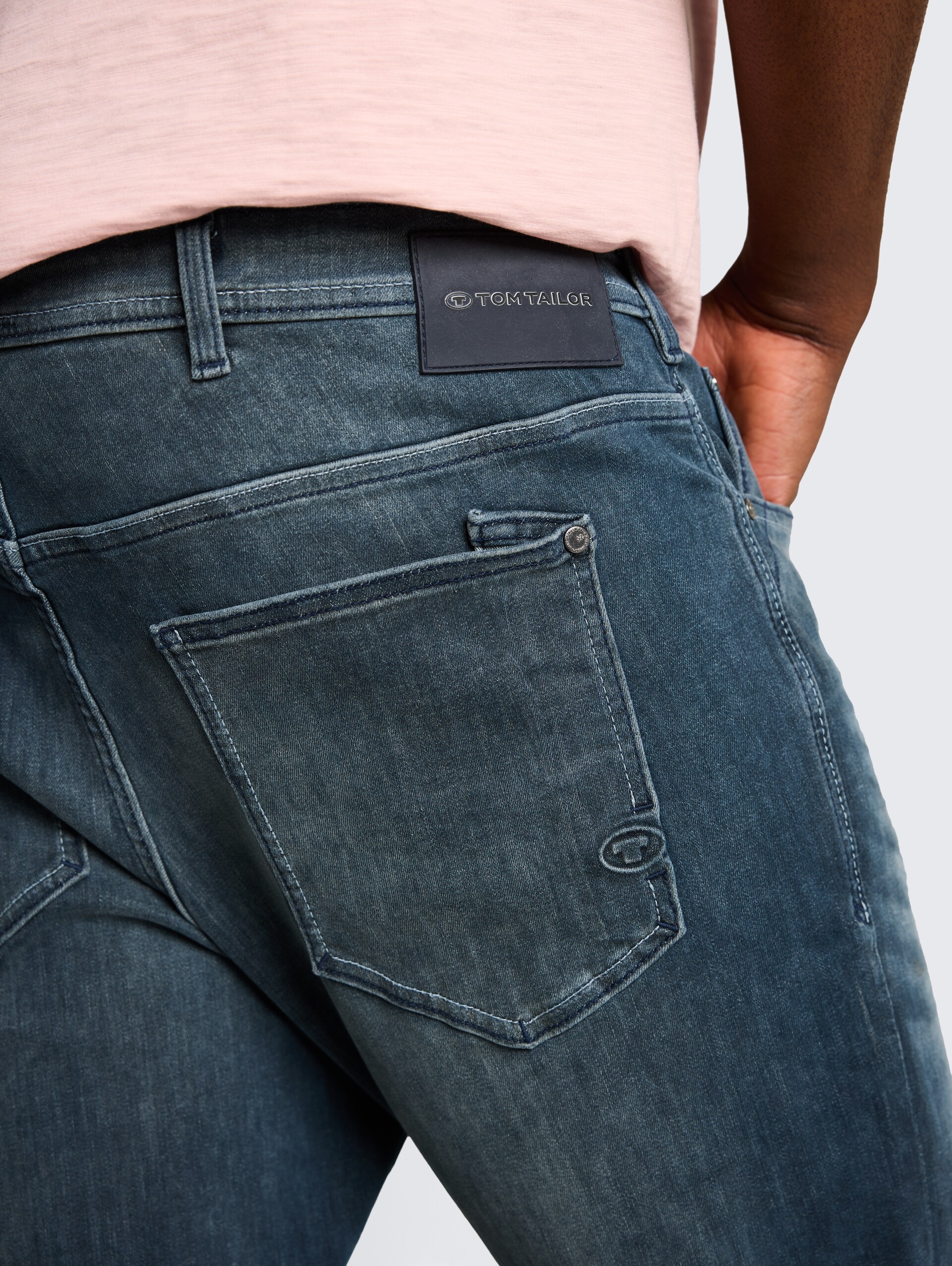 Plus Size - TTPLUS REGULAR jeans - Tinted Blue Denim - Detailaanzicht model