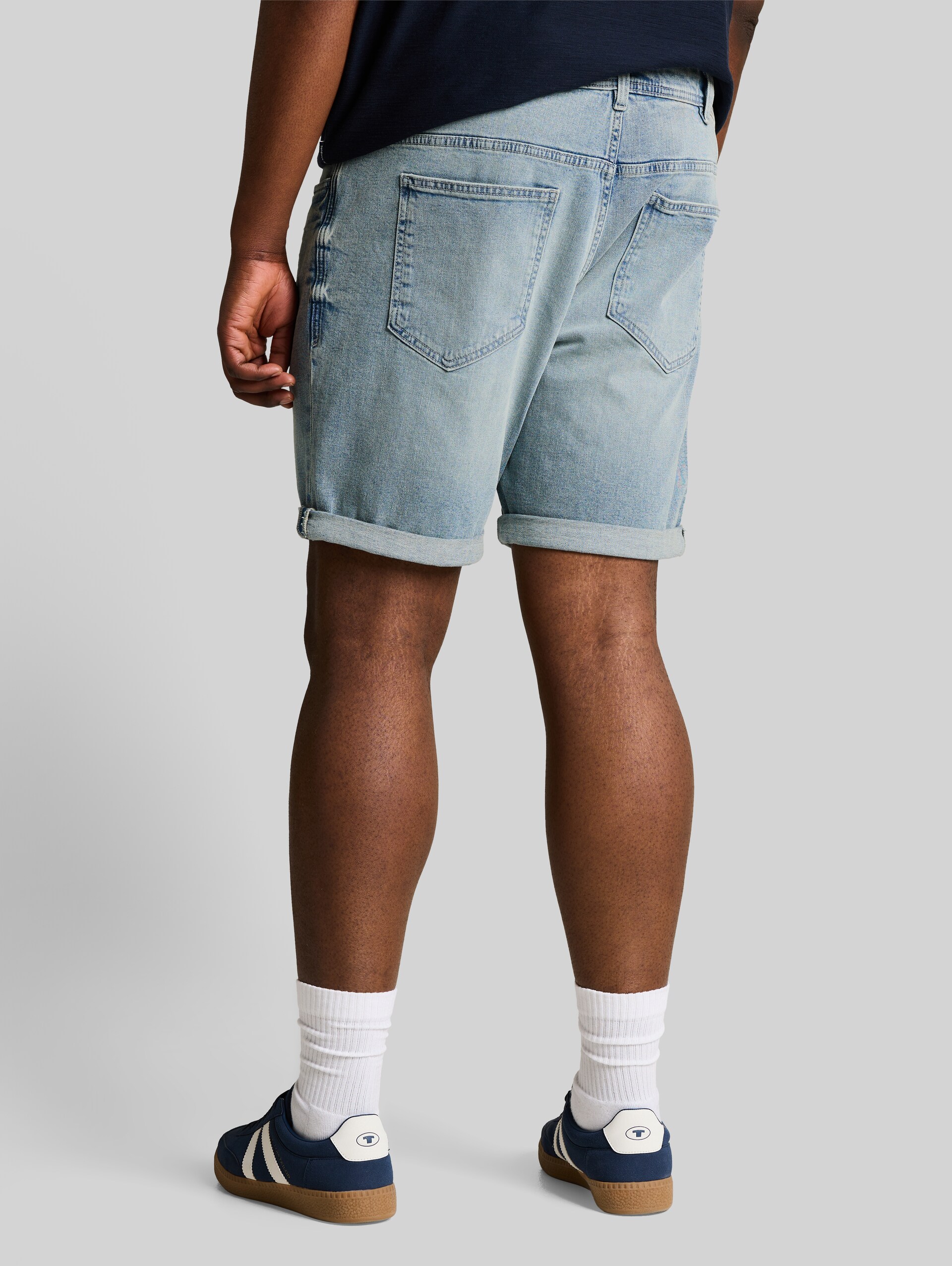 Plus Size - Regular jeansshort - Light Stone Blue Denim - Neklijn model-achteraanzicht