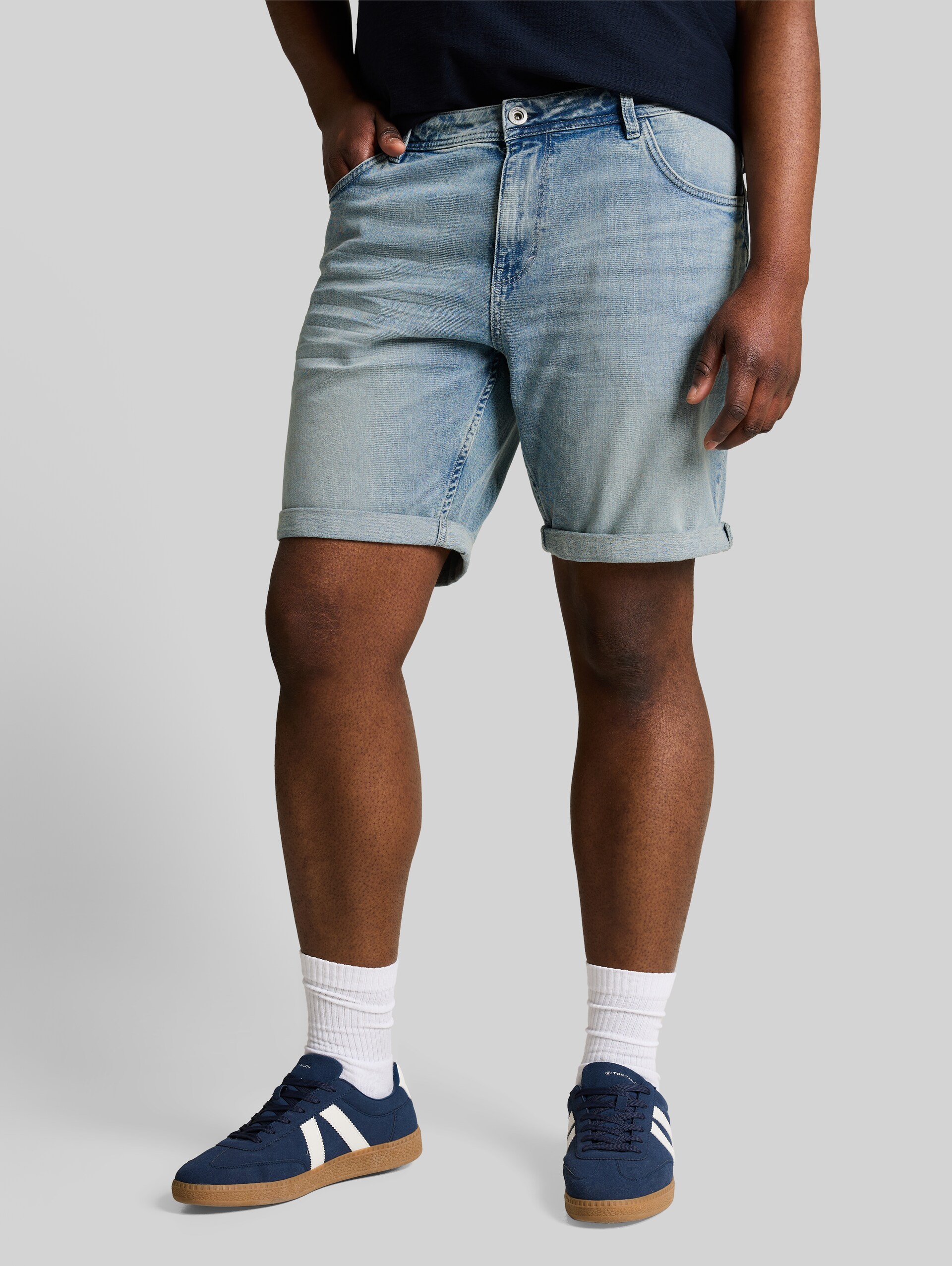 Plus Size - Regular jeansshort - Light Stone Blue Denim - Nek model vooraanzicht