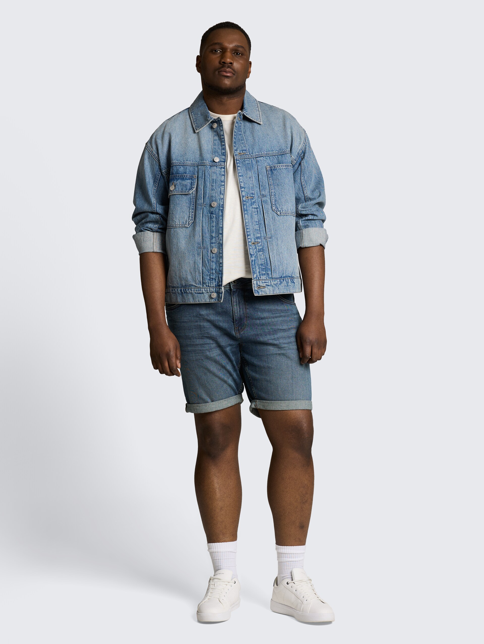 Plus Size - Regular jeansshort - mid stone wash denim - Model vooraanzicht