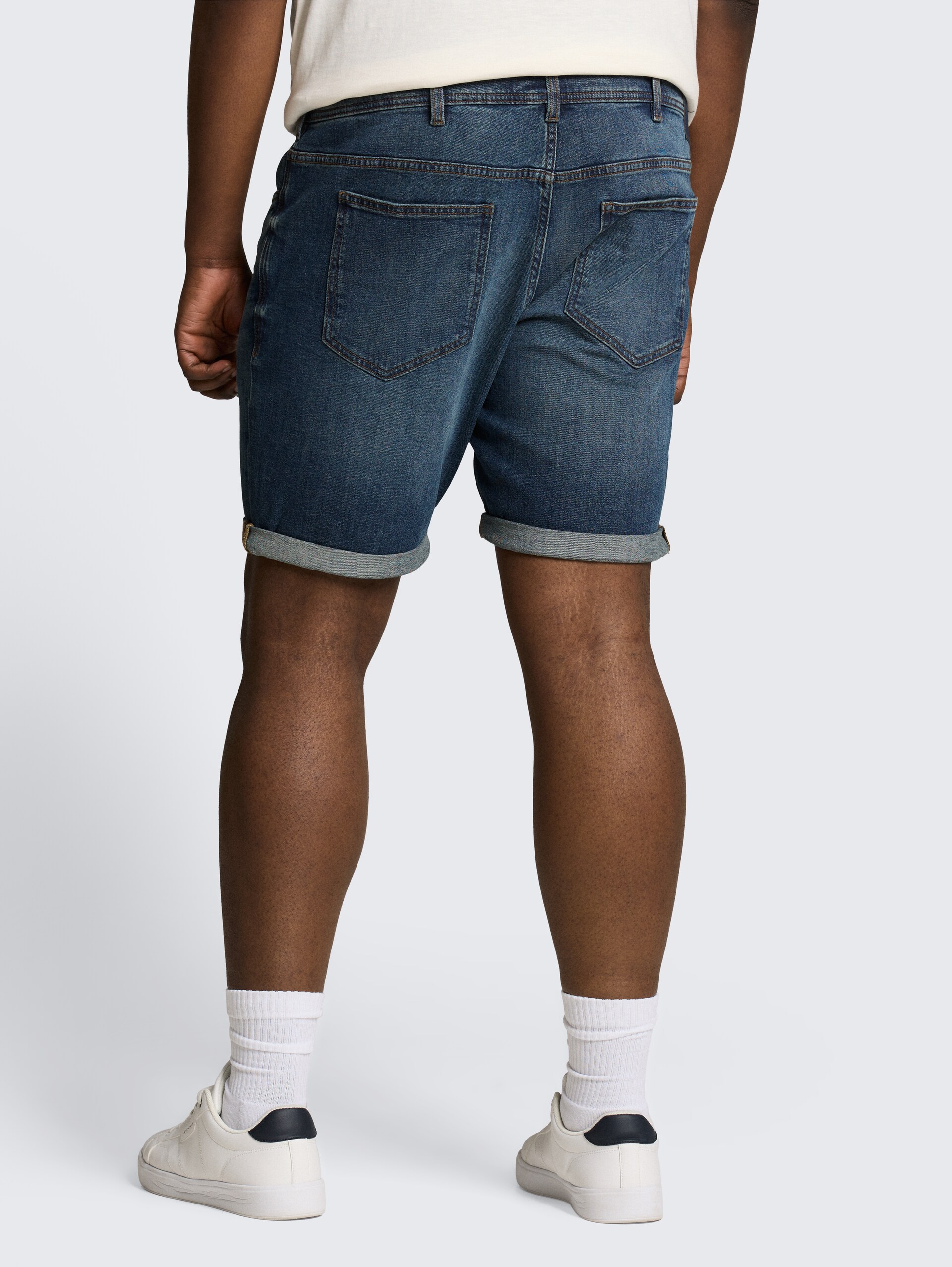 Plus Size - Regular jeansshort - mid stone wash denim - Neklijn model-achteraanzicht