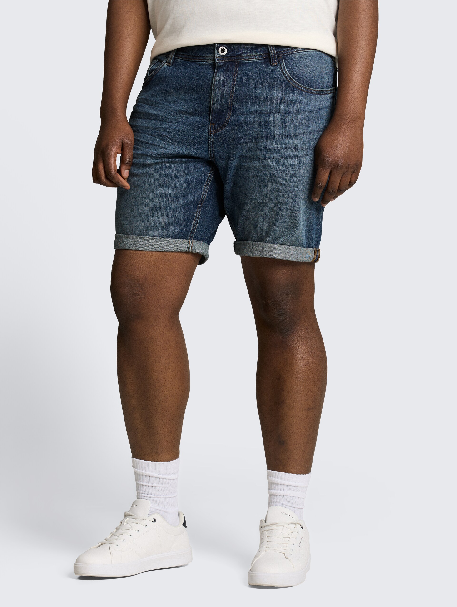 Plus Size - Regular jeansshort - mid stone wash denim - Nek model vooraanzicht