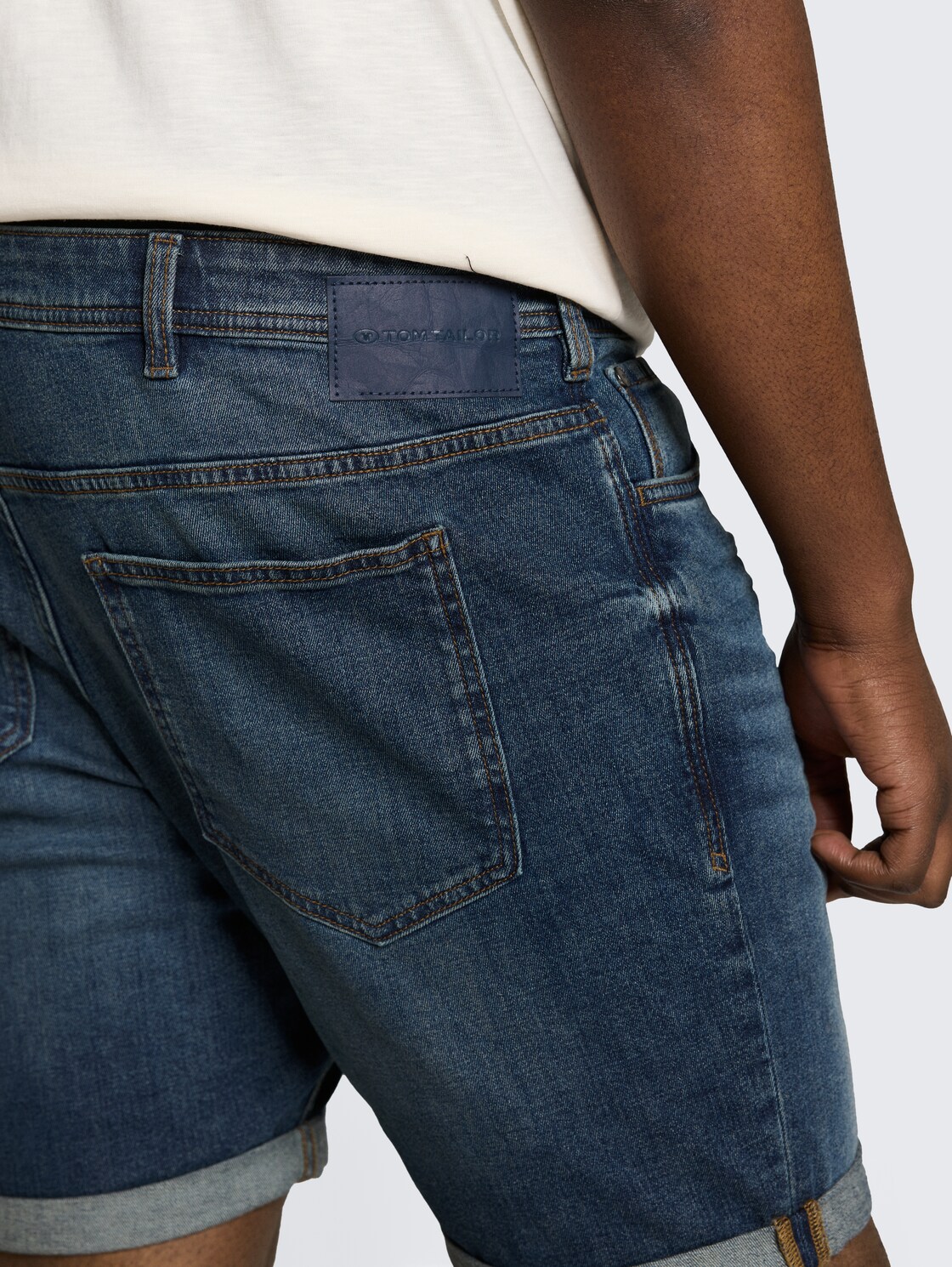 Plus Size - Regular Jeans Shorts - mid stone wash denim - Detail-Model-Ansicht