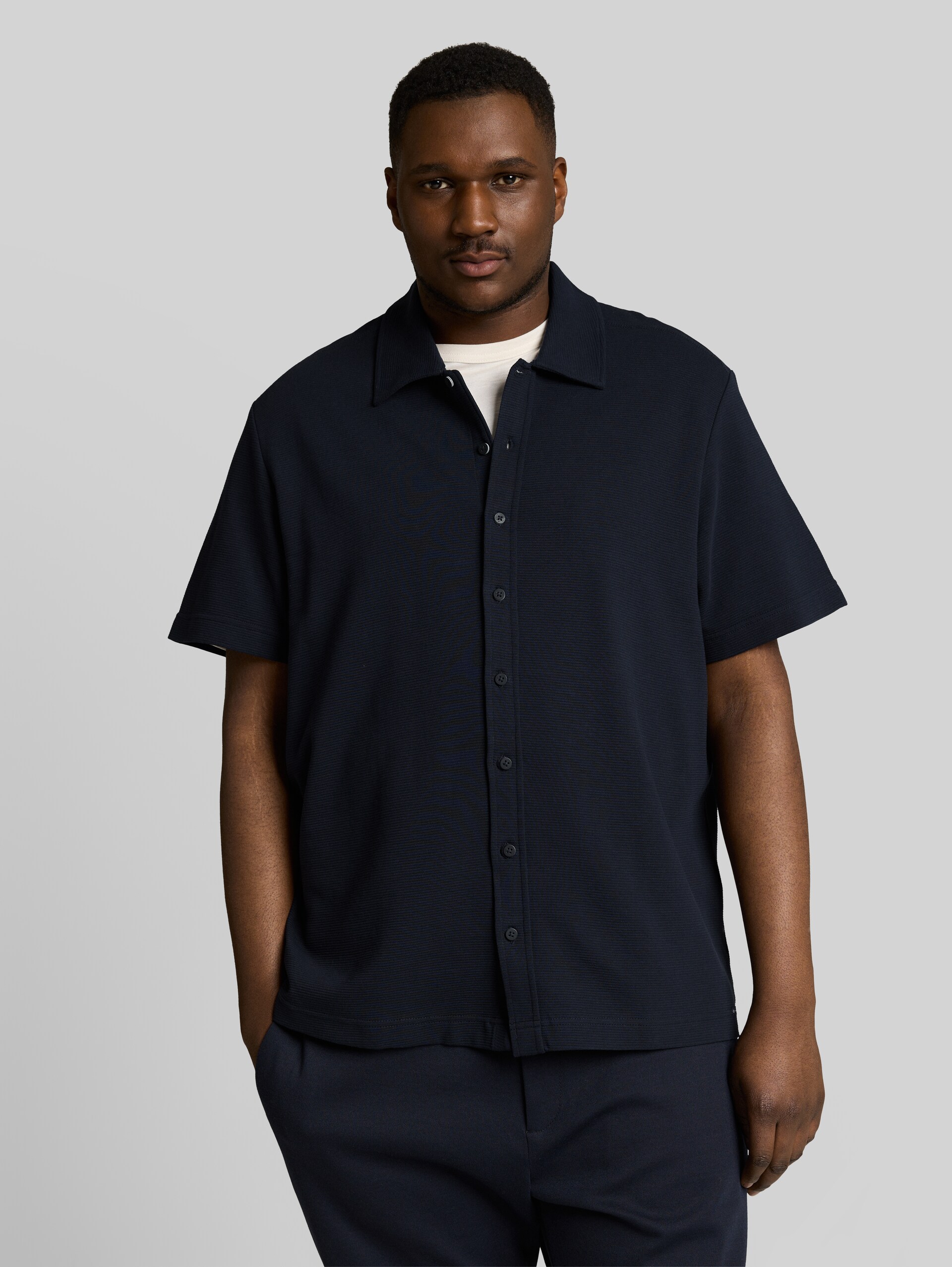 Plus Size – regular fit cotton shirt - sky captain blue ottoman - Neckline model front view