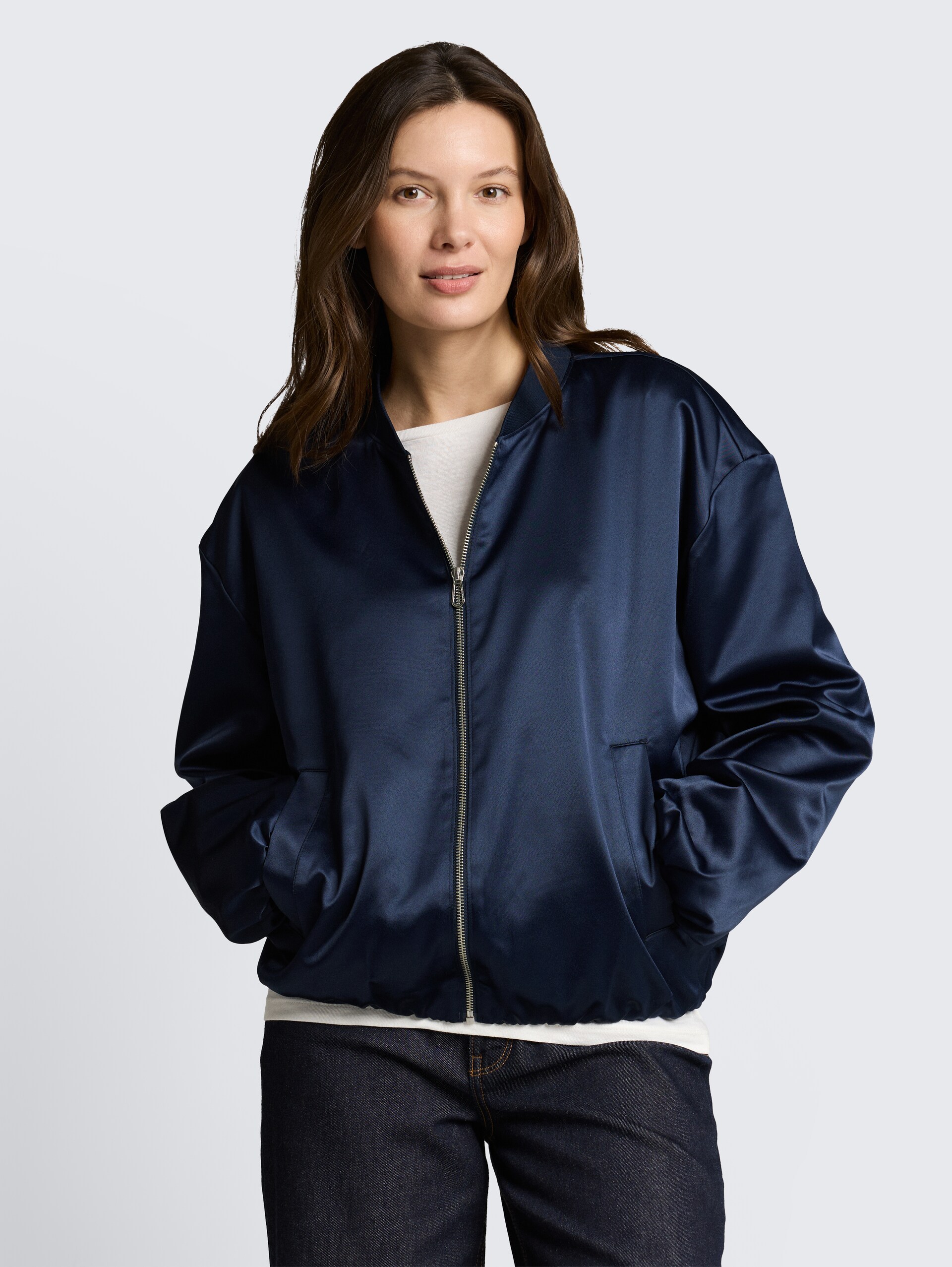 Satin Blouson Jacke mit Bomberkragen - sky captain blue - Model-Vorderansicht