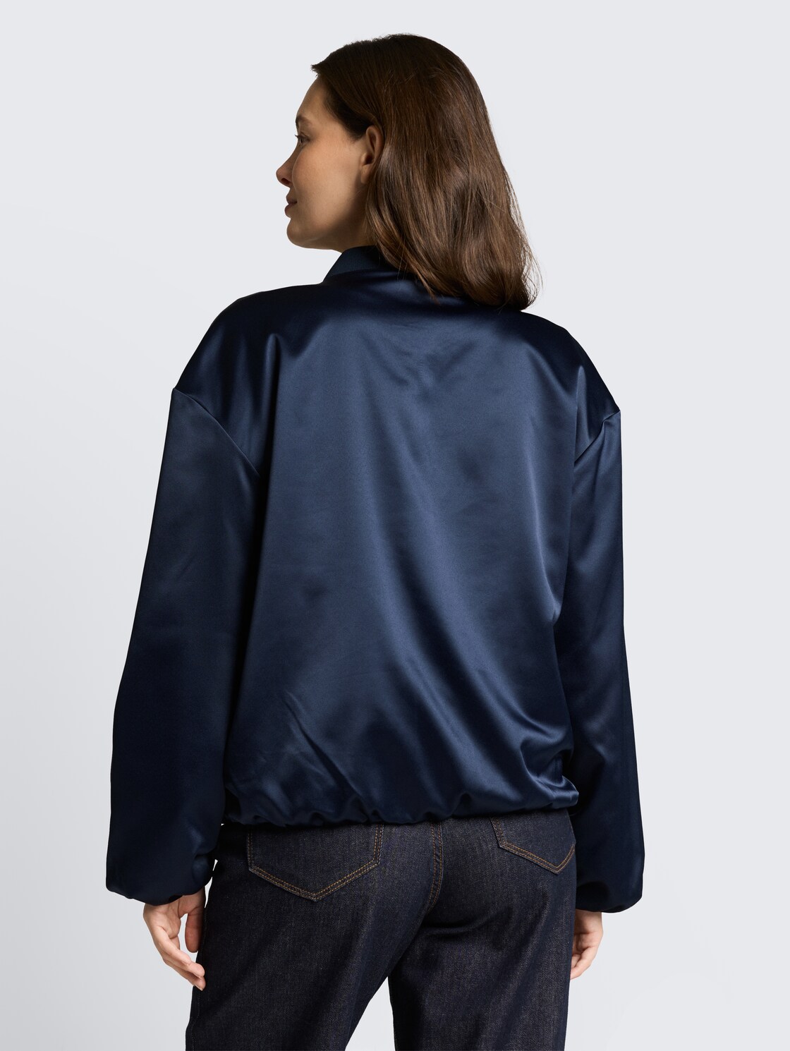 Satin Blouson Jacke mit Bomberkragen - sky captain blue - Model-Rückansicht