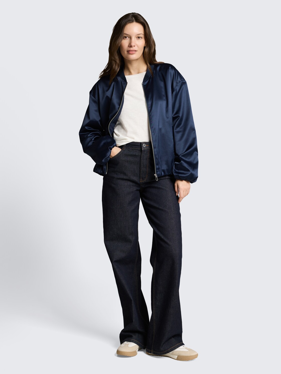 Satin Blouson Jacke mit Bomberkragen - sky captain blue - seitliche Model-Ansicht