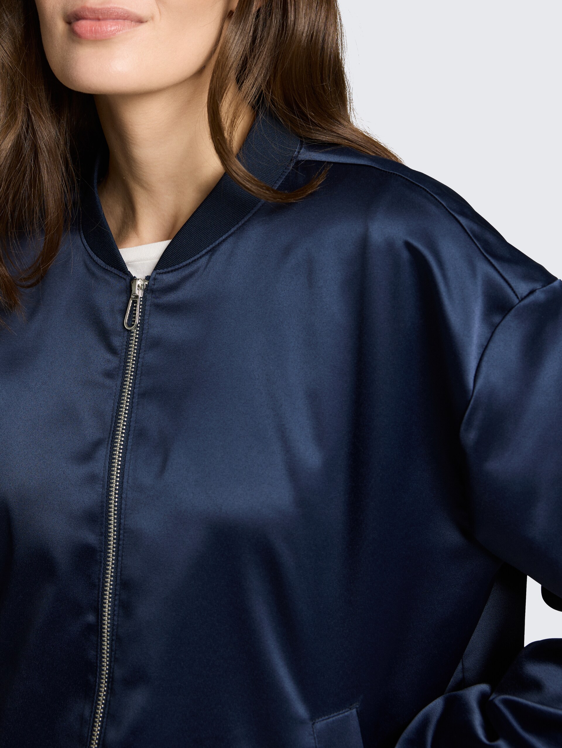 Satin Blouson Jacke mit Bomberkragen - sky captain blue - Detail-Model-Ansicht