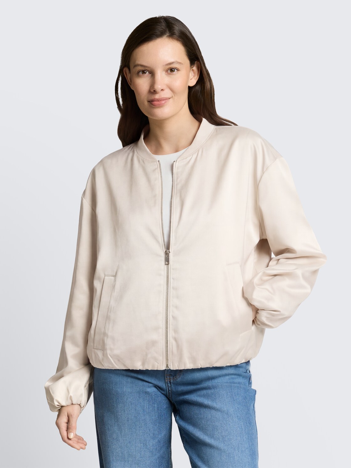 Satin Blouson Jacke mit Bomberkragen - sand stone beige - Model-Vorderansicht