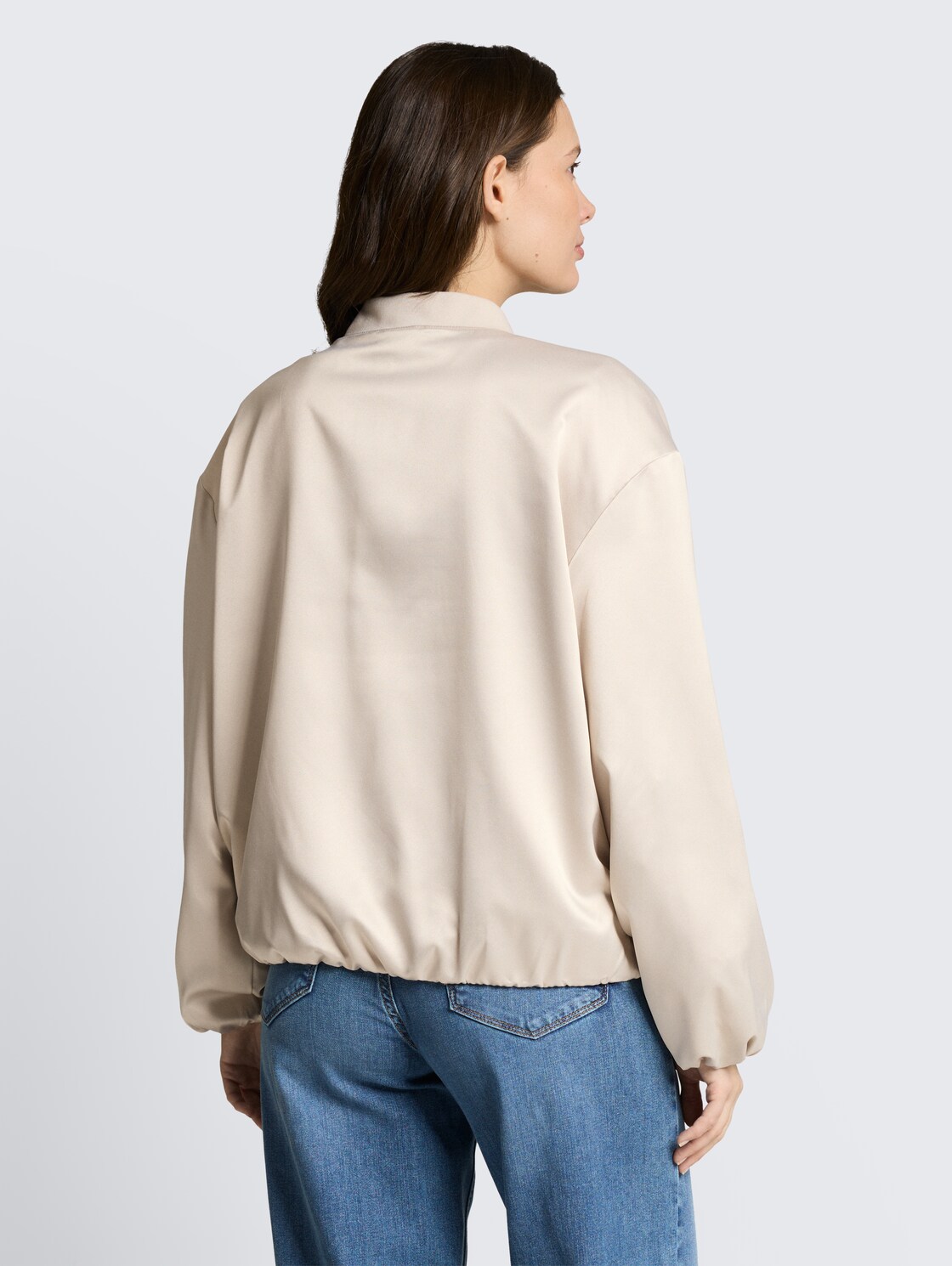 Satin Blouson Jacke mit Bomberkragen - sand stone beige - Model-Rückansicht