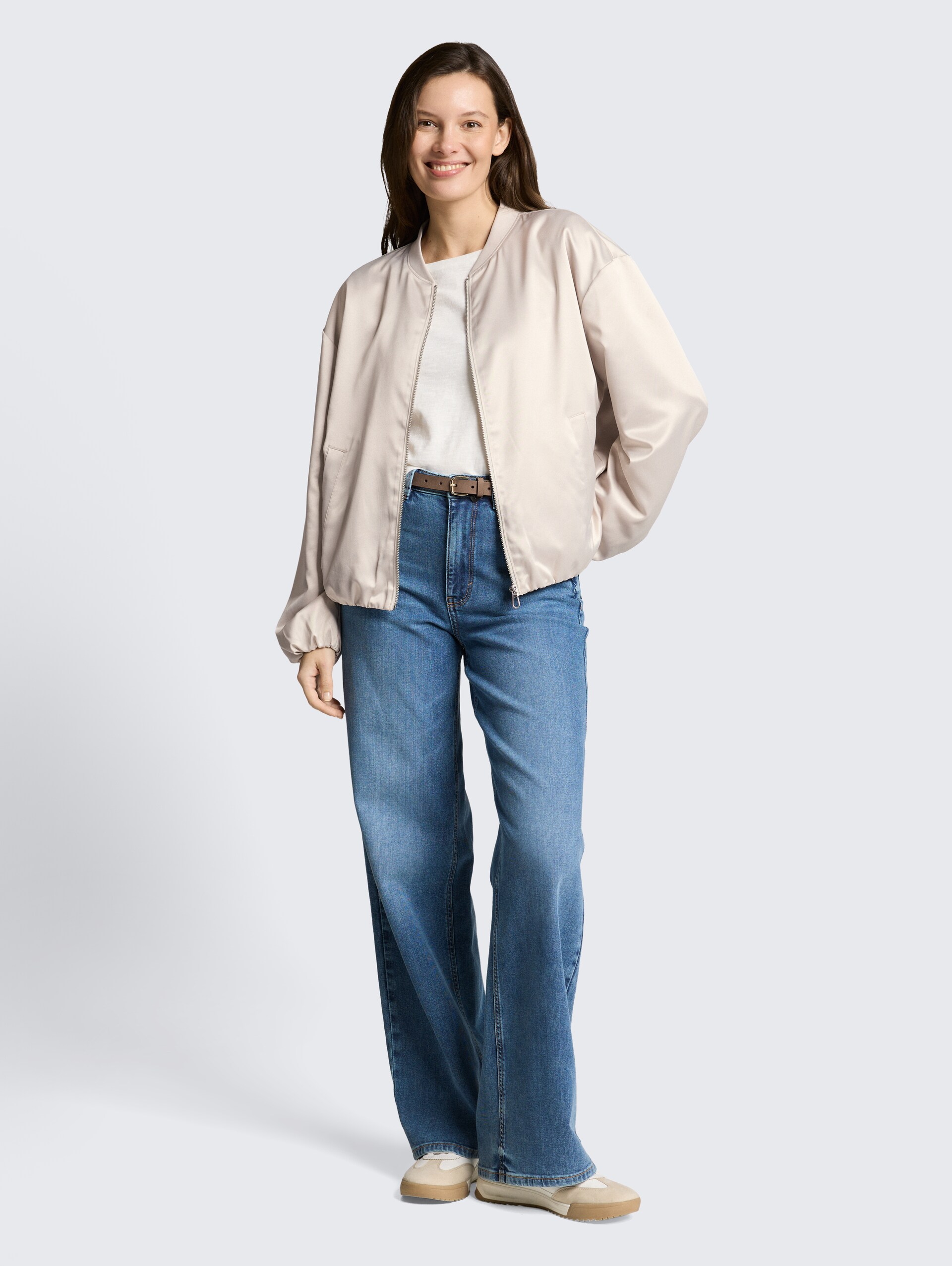 Satin Blouson Jacke mit Bomberkragen - sand stone beige - seitliche Model-Ansicht