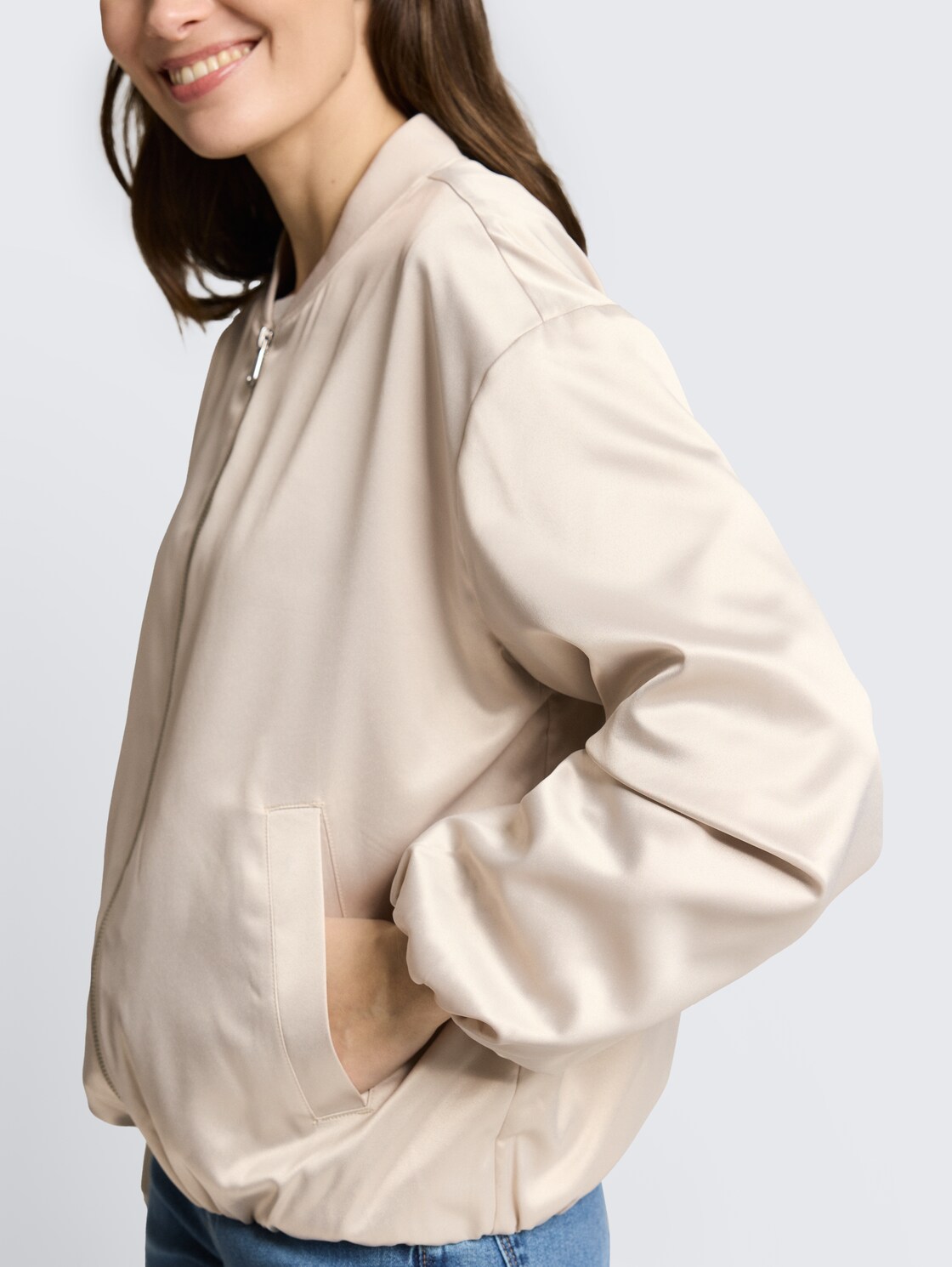 Satin Blouson Jacke mit Bomberkragen - sand stone beige - Detail-Model-Ansicht