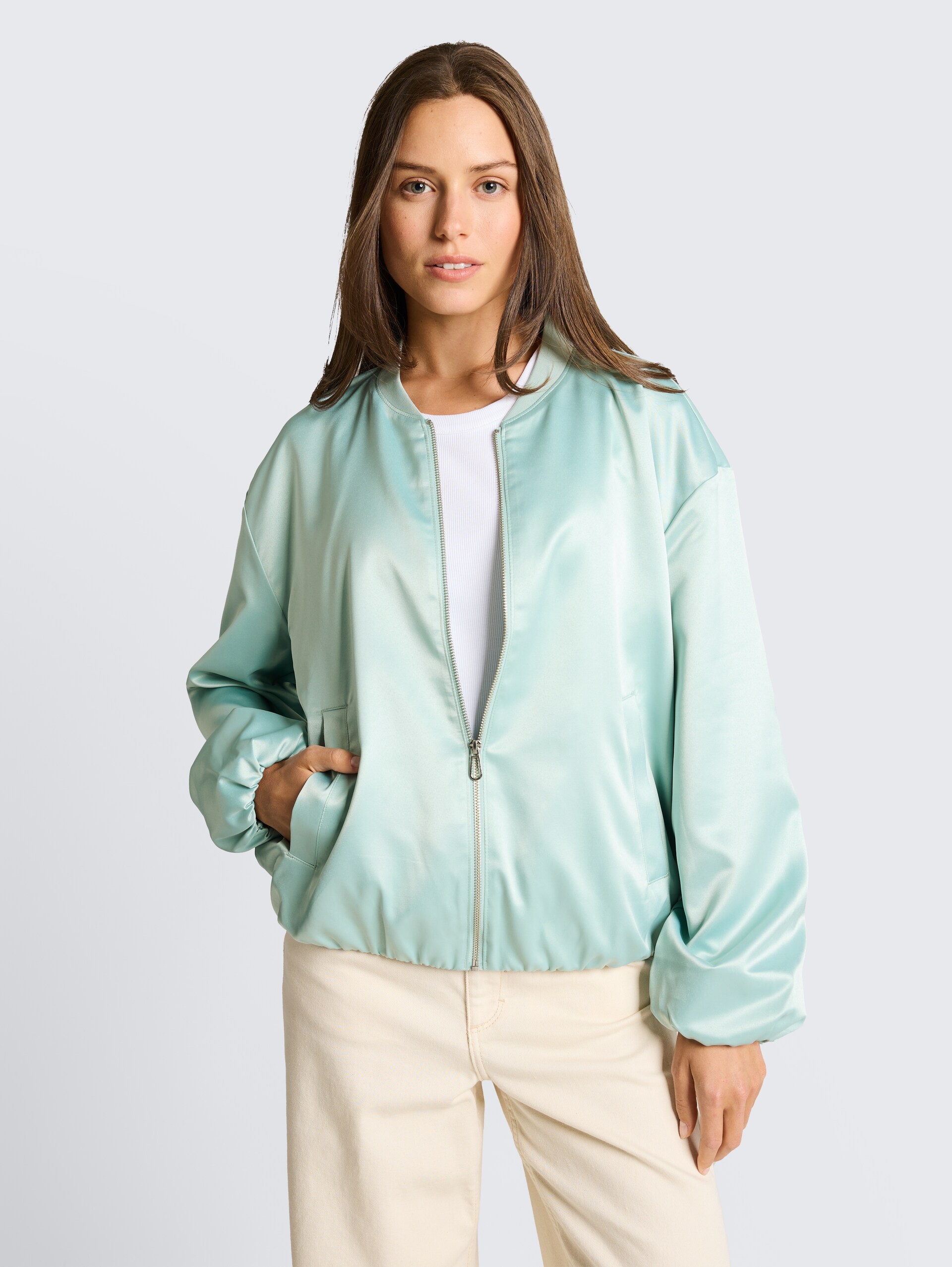 Satin Blouson Jacke mit Bomberkragen - blue haze - Model-Vorderansicht