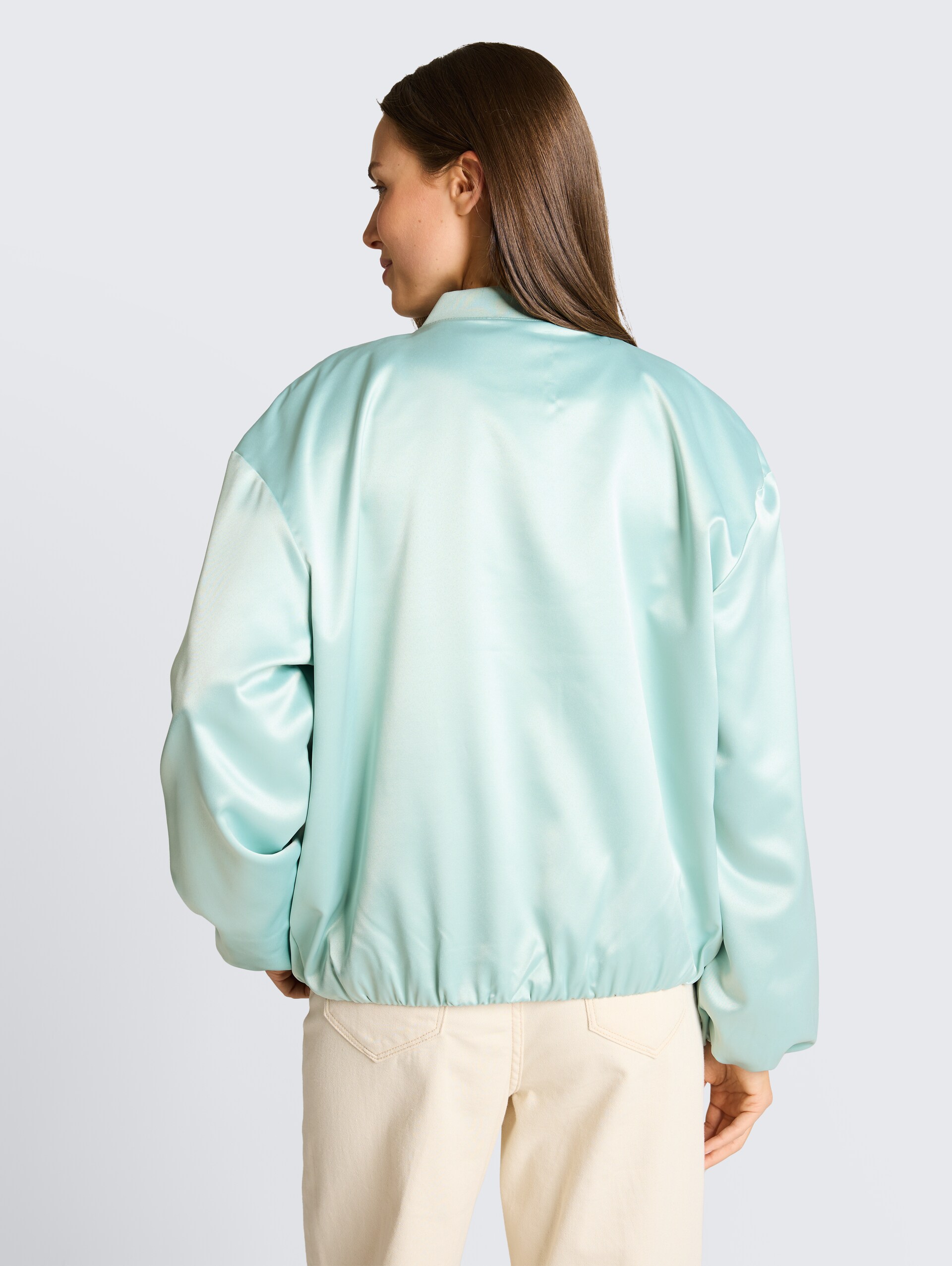 Satin Blouson Jacke mit Bomberkragen - blue haze - Model-Rückansicht