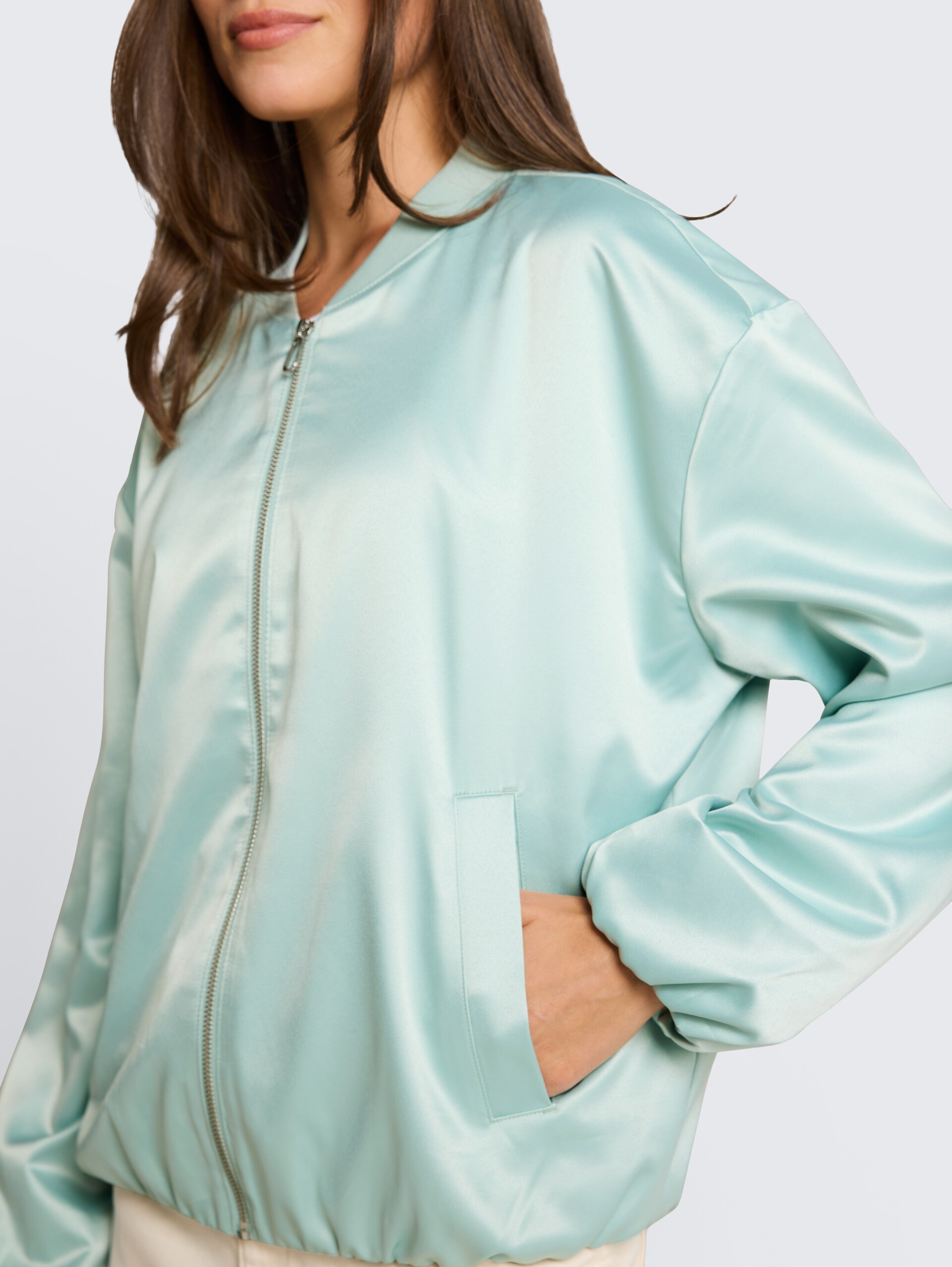 Satin Blouson Jacke mit Bomberkragen - blue haze - Detail-Model-Ansicht