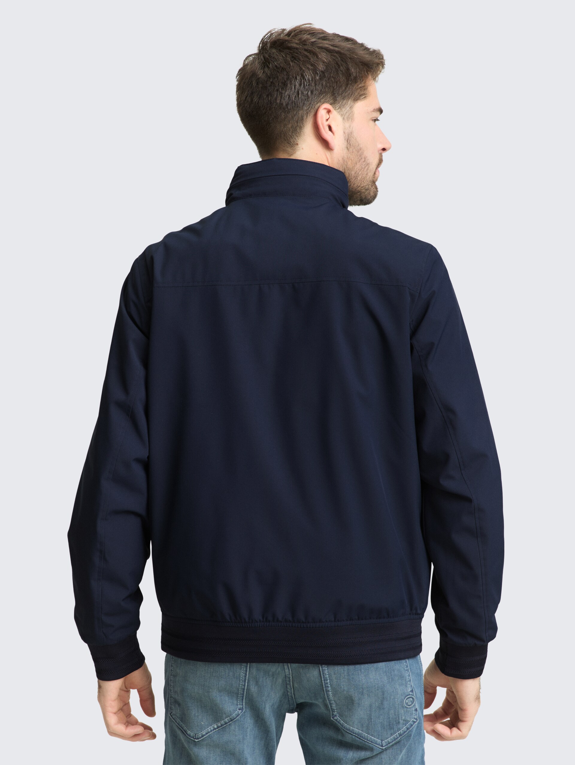 Blouson Jacke mit verstaubarer Kapuze - sky captain blue - Model-Rückansicht