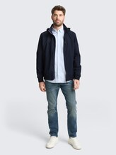 Blouson Jacke mit verstaubarer Kapuze - sky captain blue - seitliche Model-Ansicht