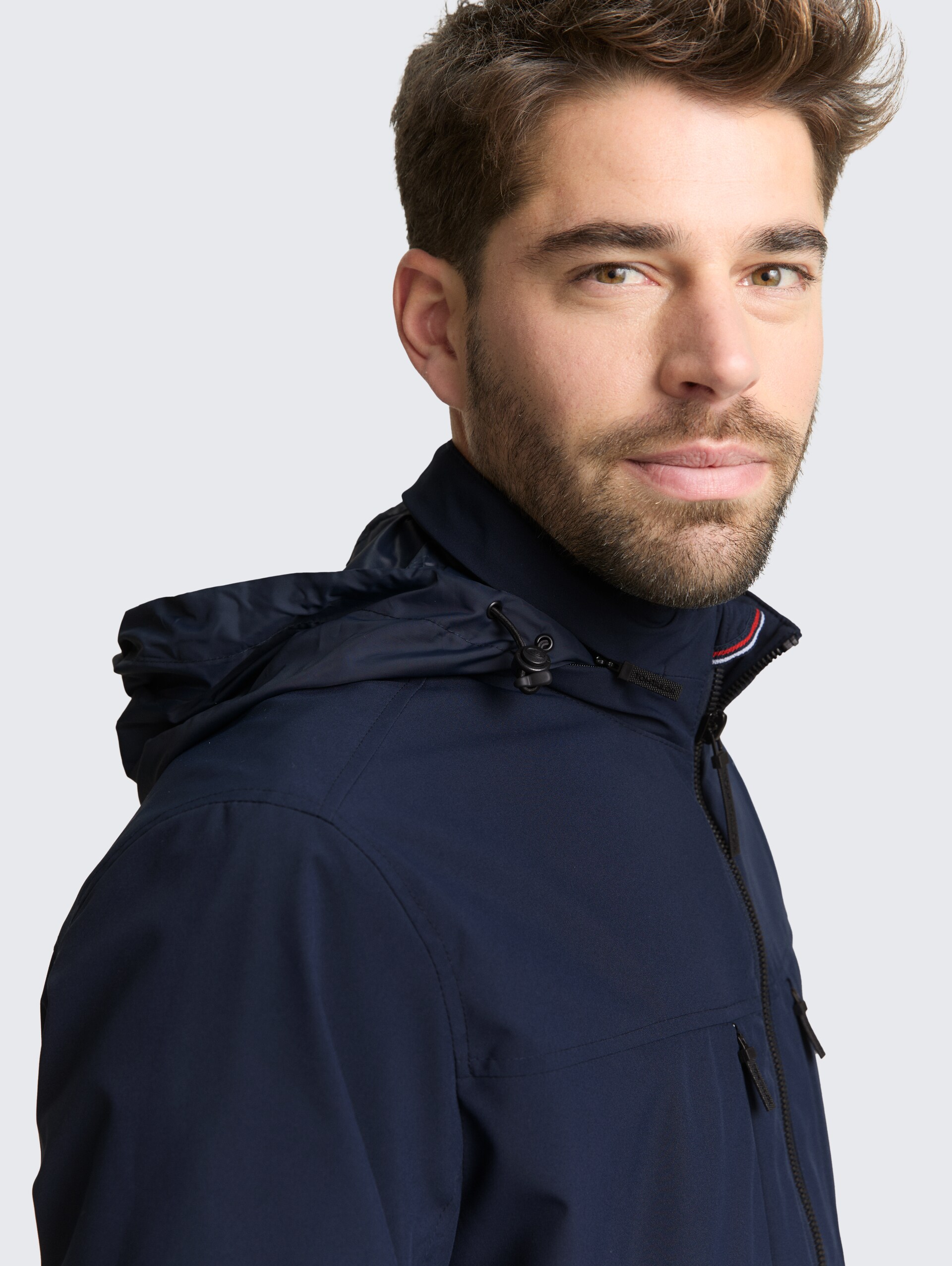Blouson Jacke mit verstaubarer Kapuze - sky captain blue - Detail-Model-Ansicht