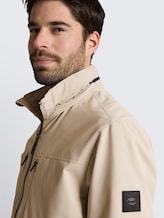 Blouson Jacke mit verstaubarer Kapuze - Cashew Beige - Detail-Model-Ansicht