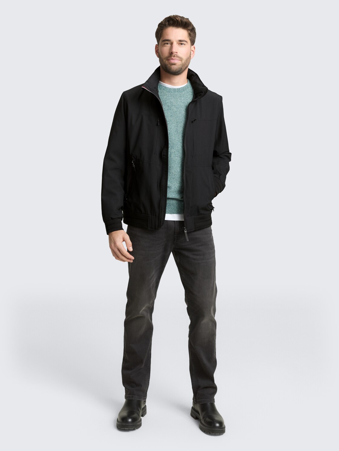 Blouson Jacke mit verstaubarer Kapuze - Black - seitliche Model-Ansicht