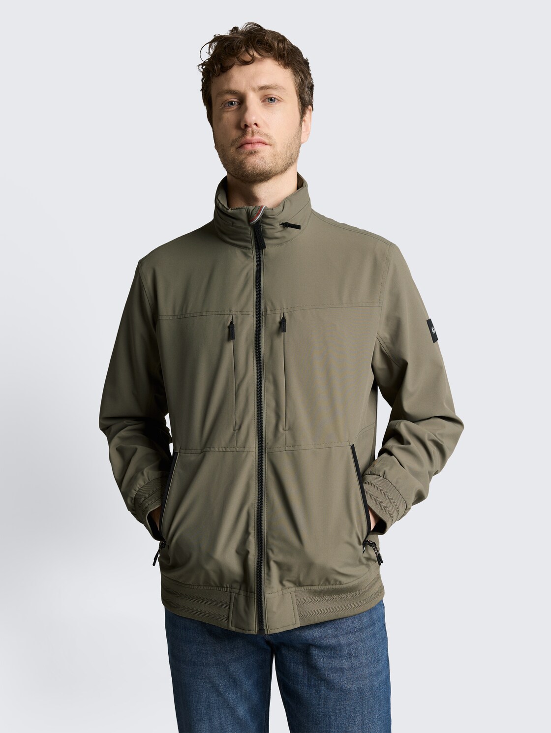 Blouson Jacke mit verstaubarer Kapuze - faded leaf green - Model-Vorderansicht