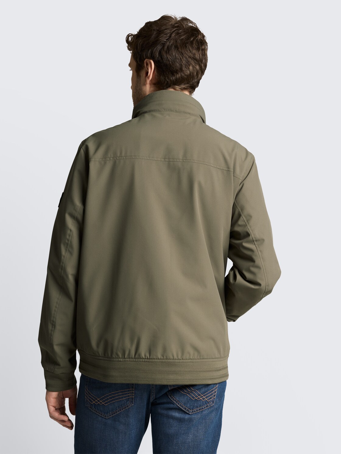 Blouson Jacke mit verstaubarer Kapuze - faded leaf green - Model-Rückansicht