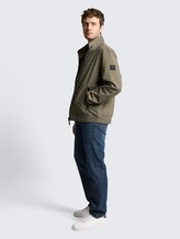 Blouson Jacke mit verstaubarer Kapuze - faded leaf green - seitliche Model-Ansicht