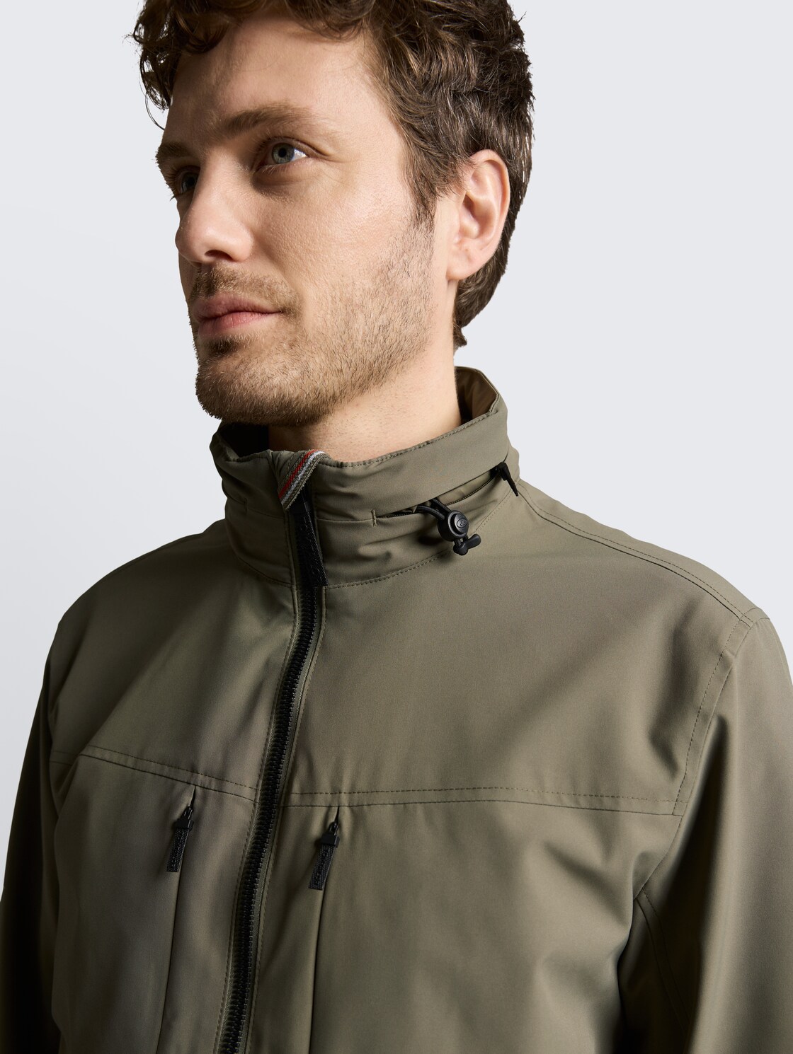 Blouson Jacke mit verstaubarer Kapuze - faded leaf green - Detail-Model-Ansicht