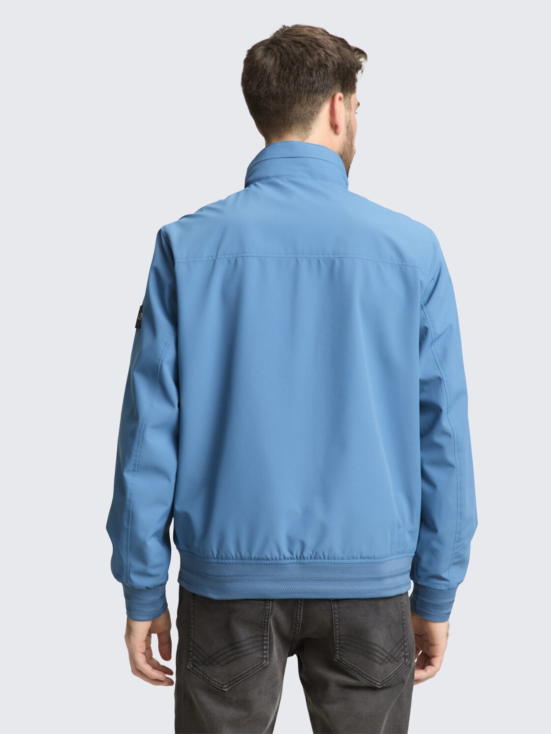 Blouson Jacke mit verstaubarer Kapuze - marine blue - Model-Rückansicht