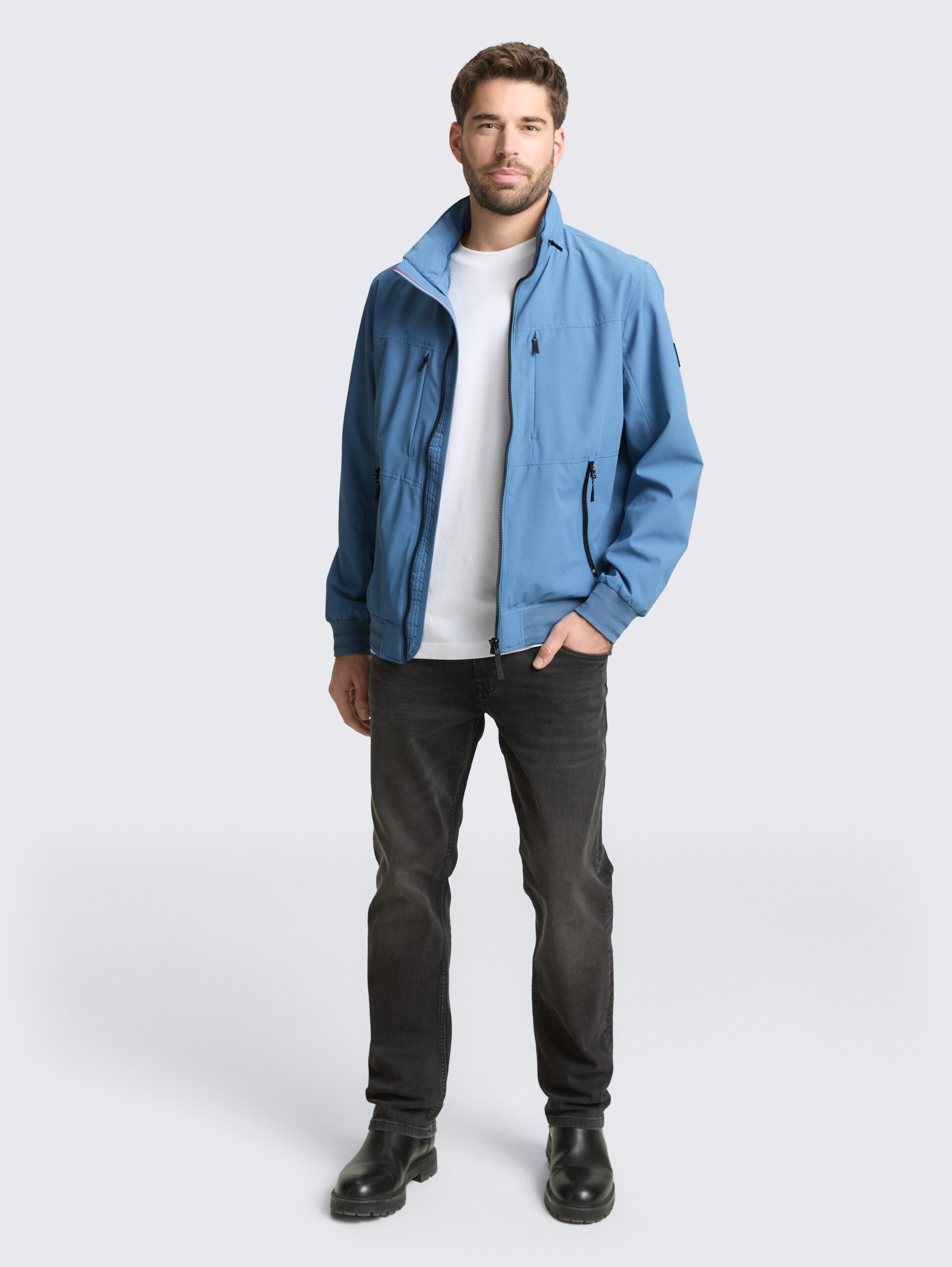 Blouson Jacke mit verstaubarer Kapuze - marine blue - seitliche Model-Ansicht