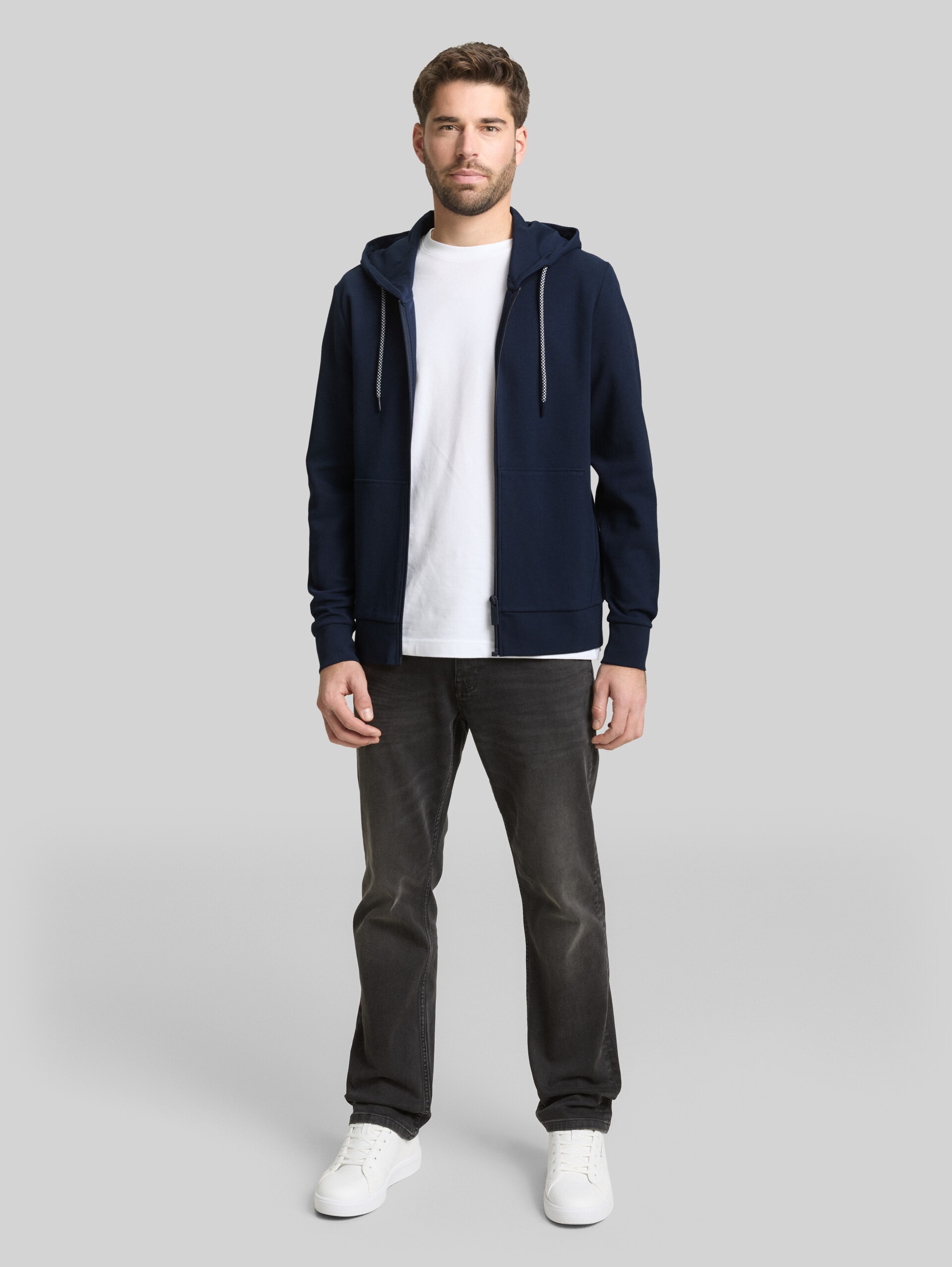 Basic Hoodie Sweatjacke - sky captain blue - Model-Vorderansicht