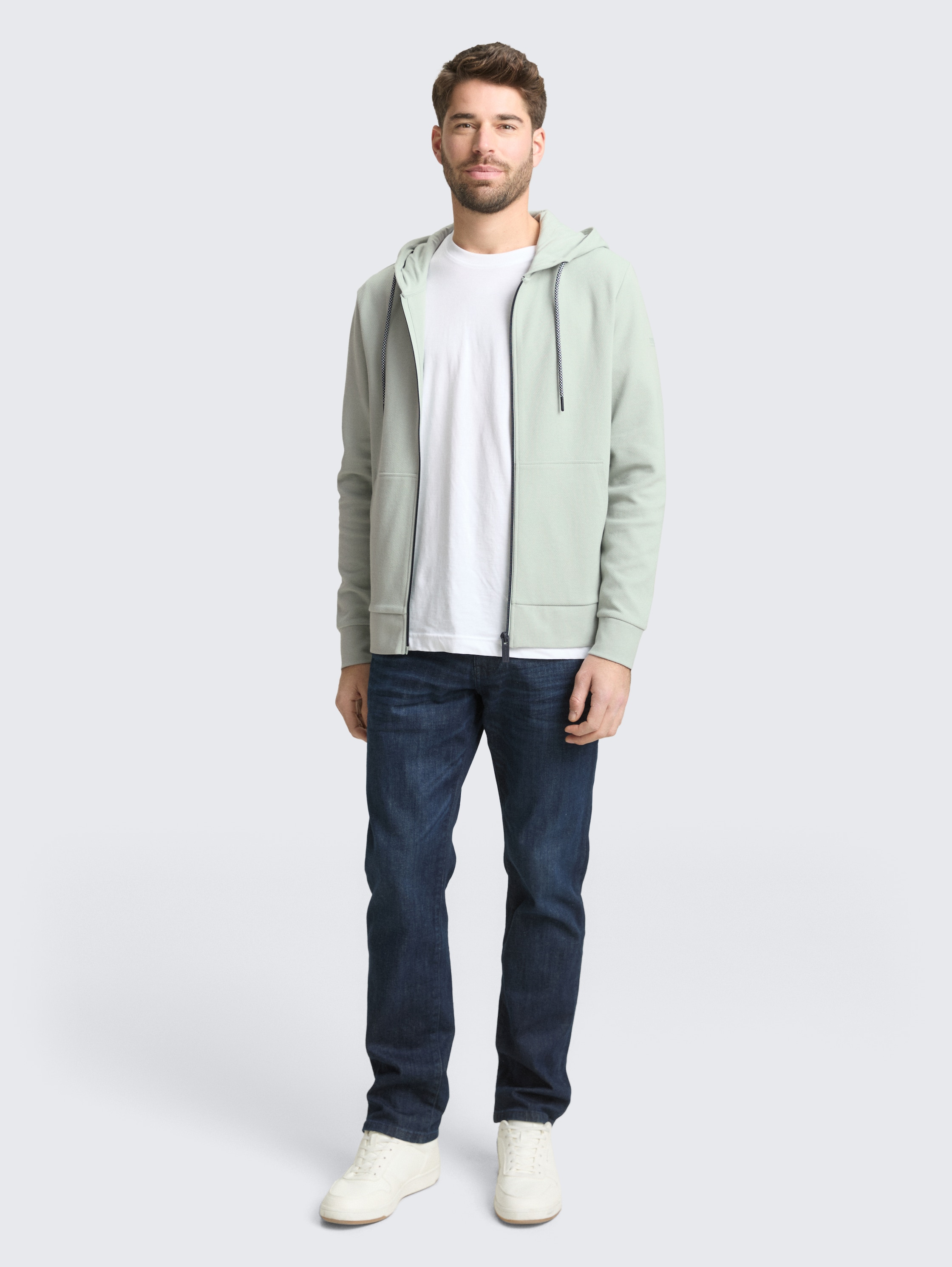 Basic Hoodie Sweatjacke - soft greyish green - Model-Vorderansicht